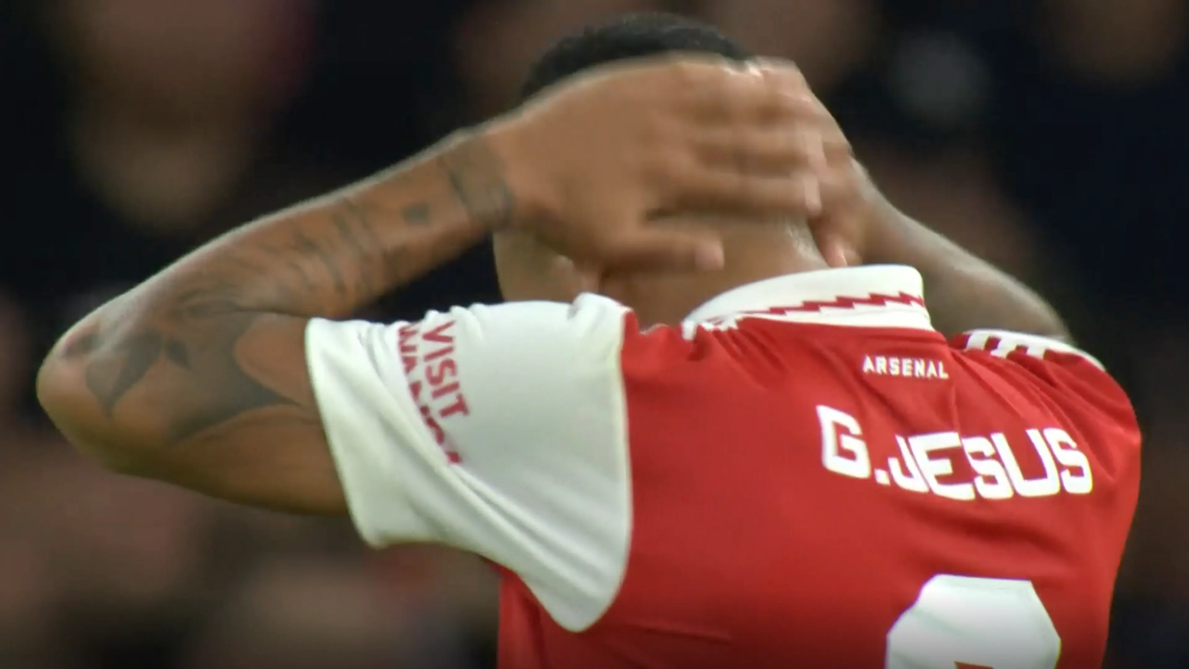 KANS: Gabriel Jesus schiet een meter naast het doel van Benitez