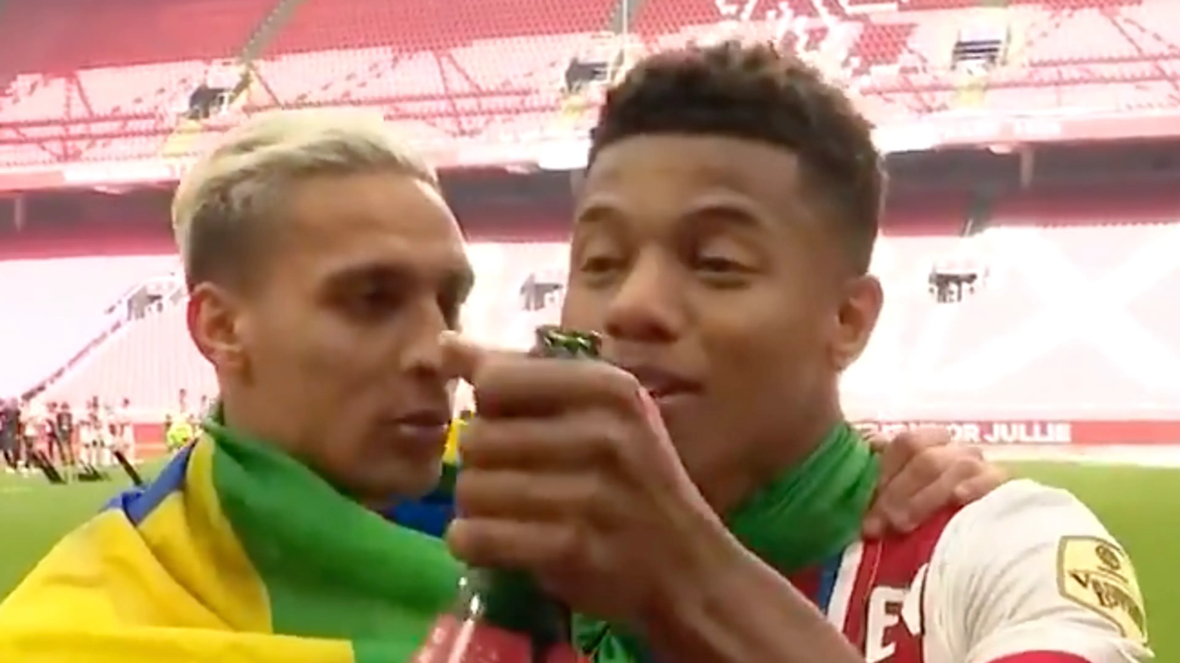 'Dronken' David Neres spreekt slechts één woord Nederlands