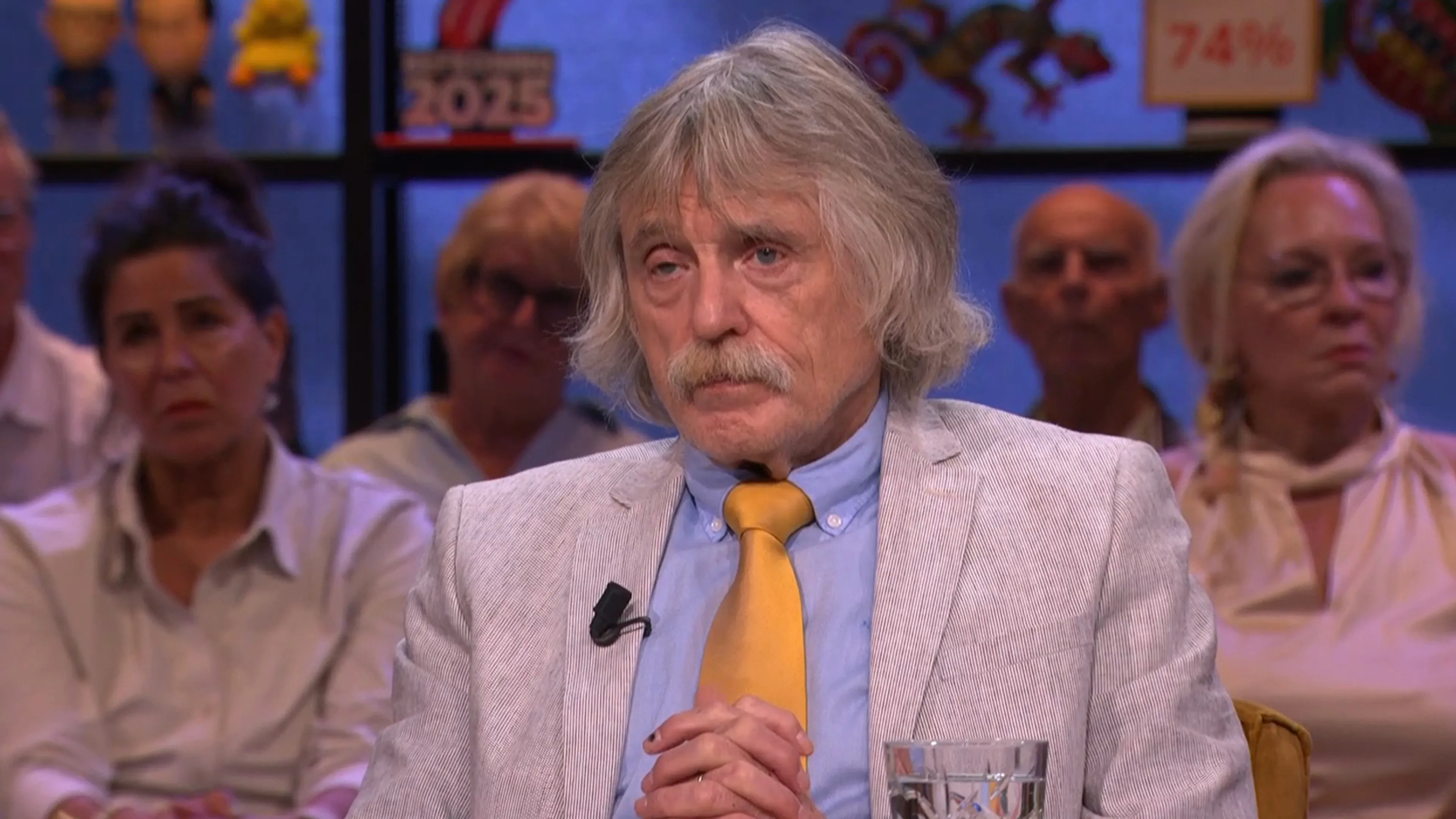 Johan Derksen open over huiselijk geweld: ‘Ik lag te bidden dat m’n vader m’n moeder niet zou slaan’