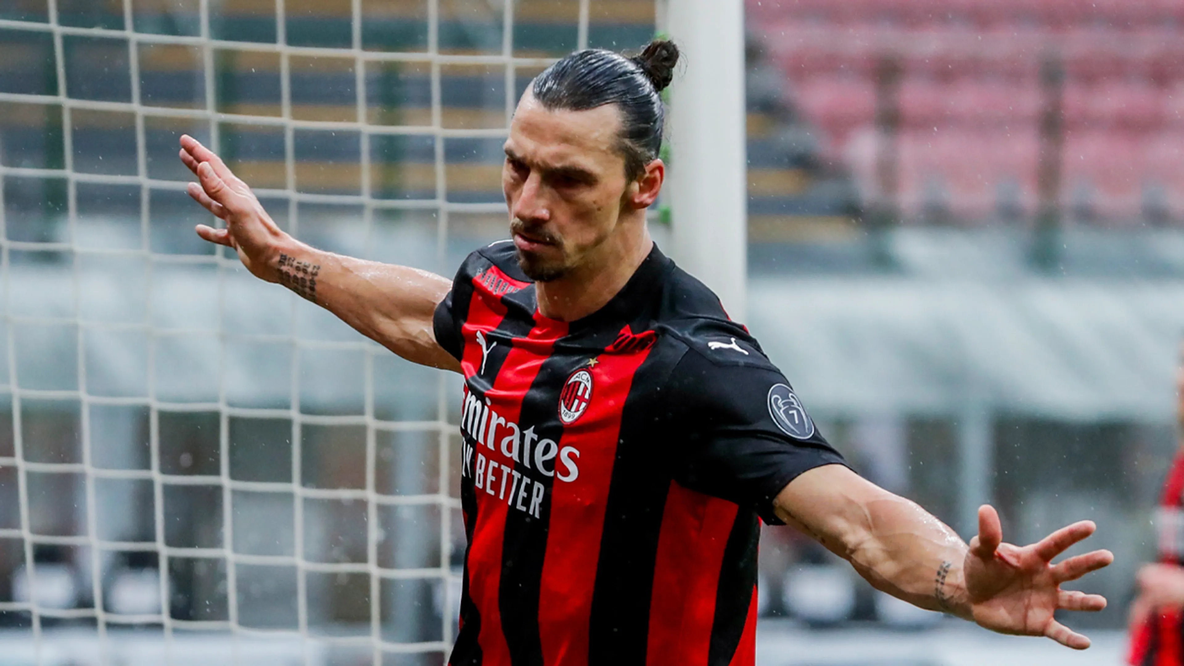 Ibrahimovic leidt AC Milan met jubileumtreffer terug naar de kop