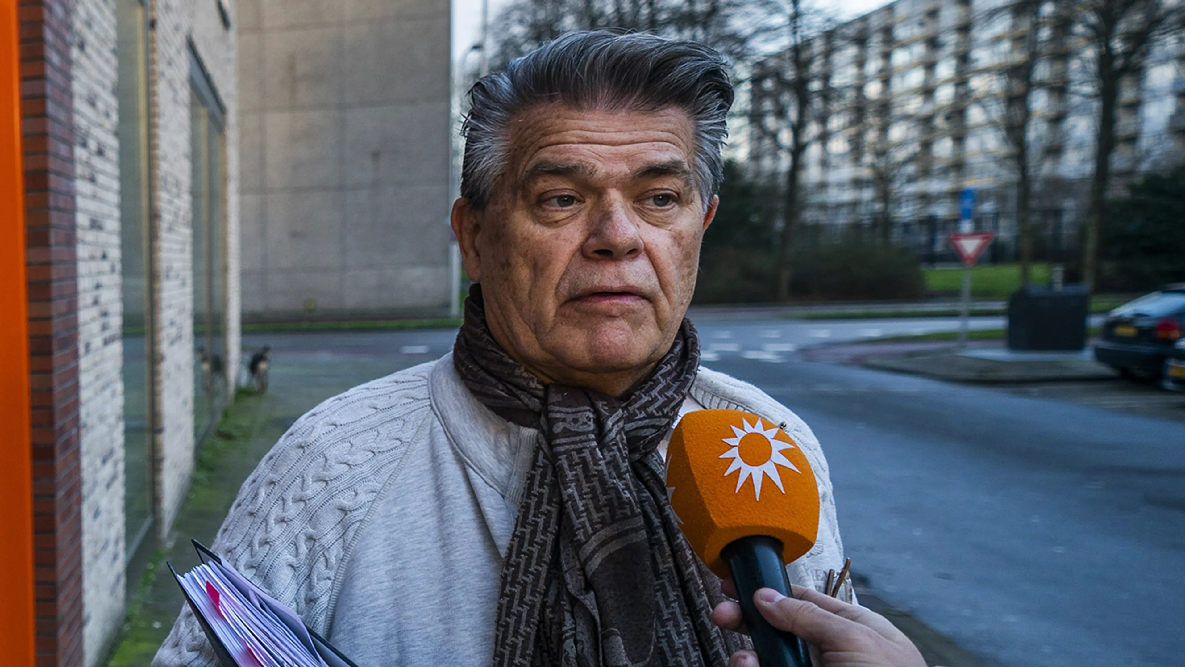 'Gevluchte' Emile Ratelband staat open voor interview: 'Voor 25.000 euro'