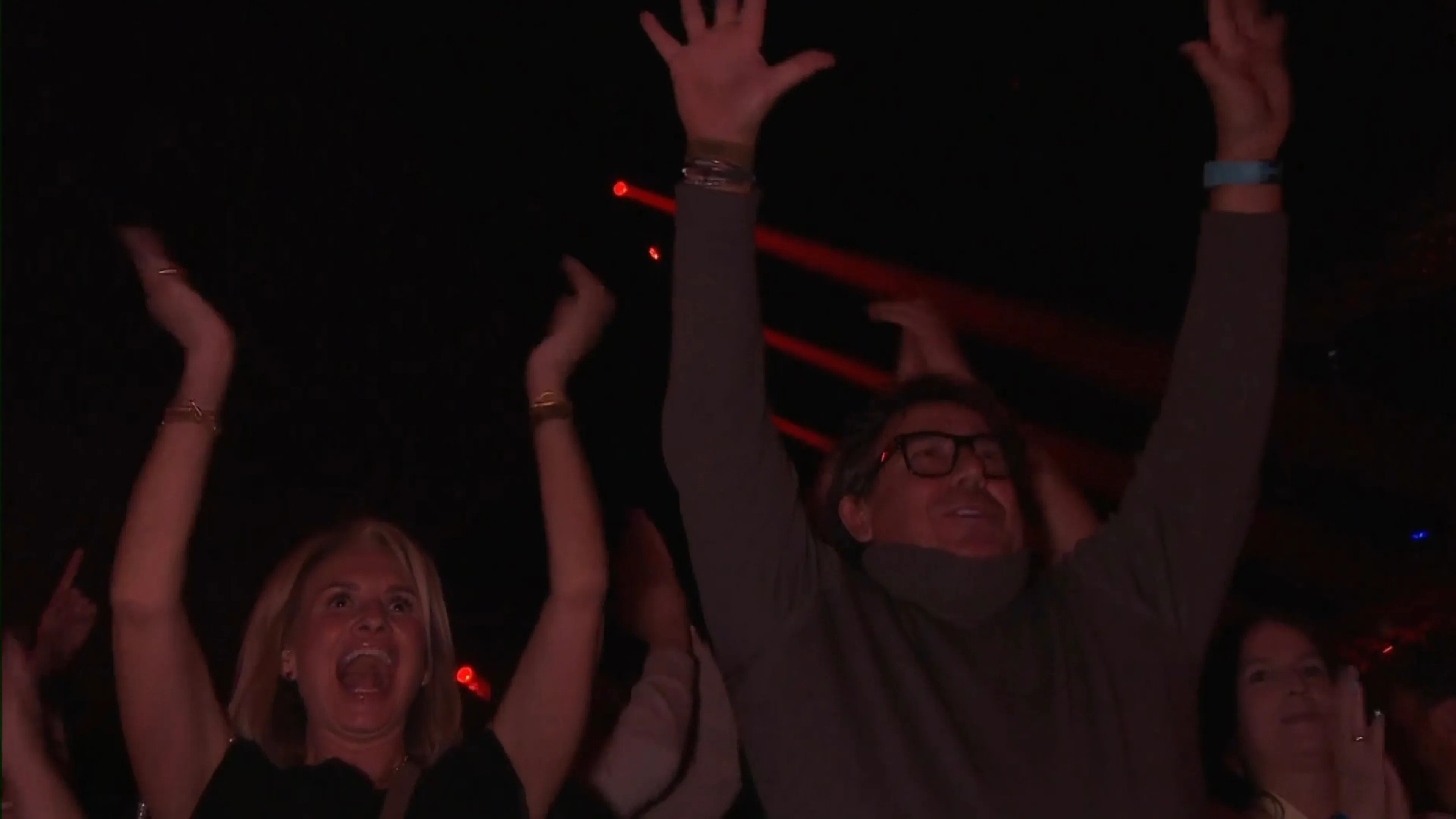 Marco Borsato en Leontine Ruiters zingen 'Rood' luidkeels mee bij optreden dochter Jada