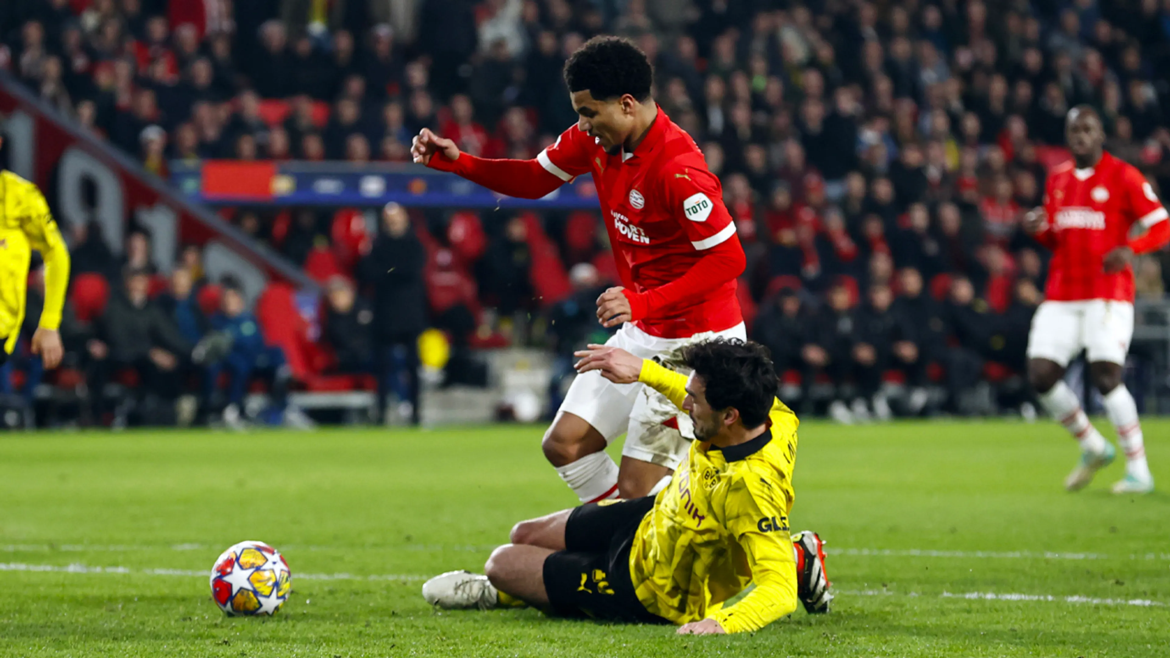 Hummels vindt arbitrage Champions League-onwaardig na strafschop PSV