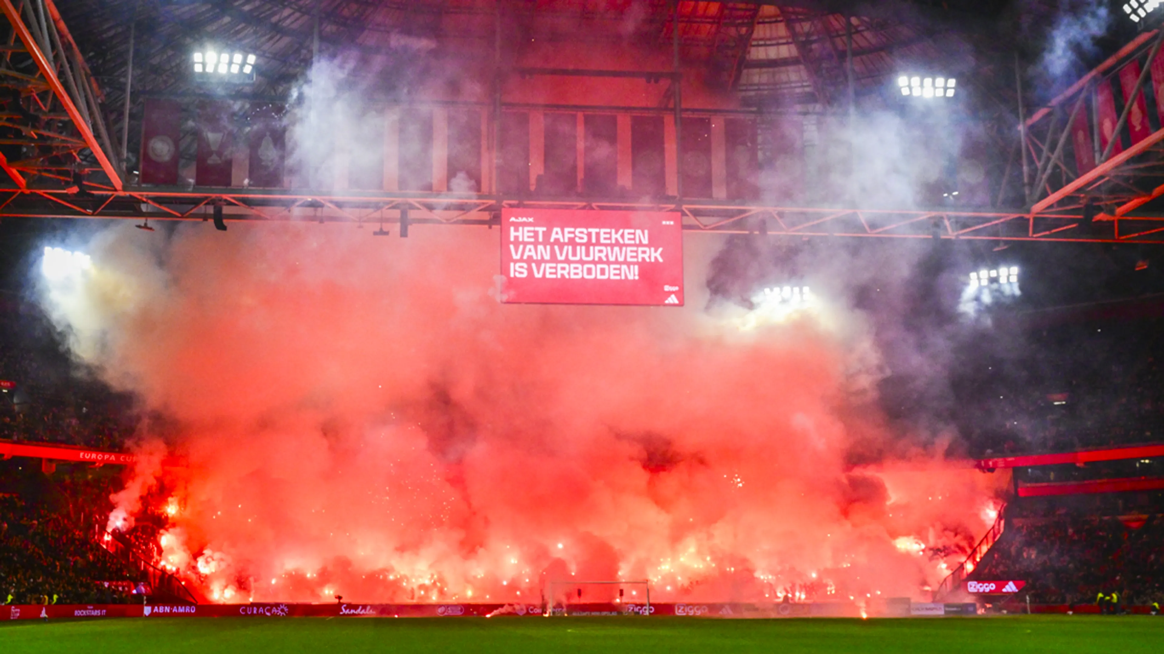 Ajax accepteert schikkingsvoorstel voor vuurwerk in gestaakt duel met FC Groningen