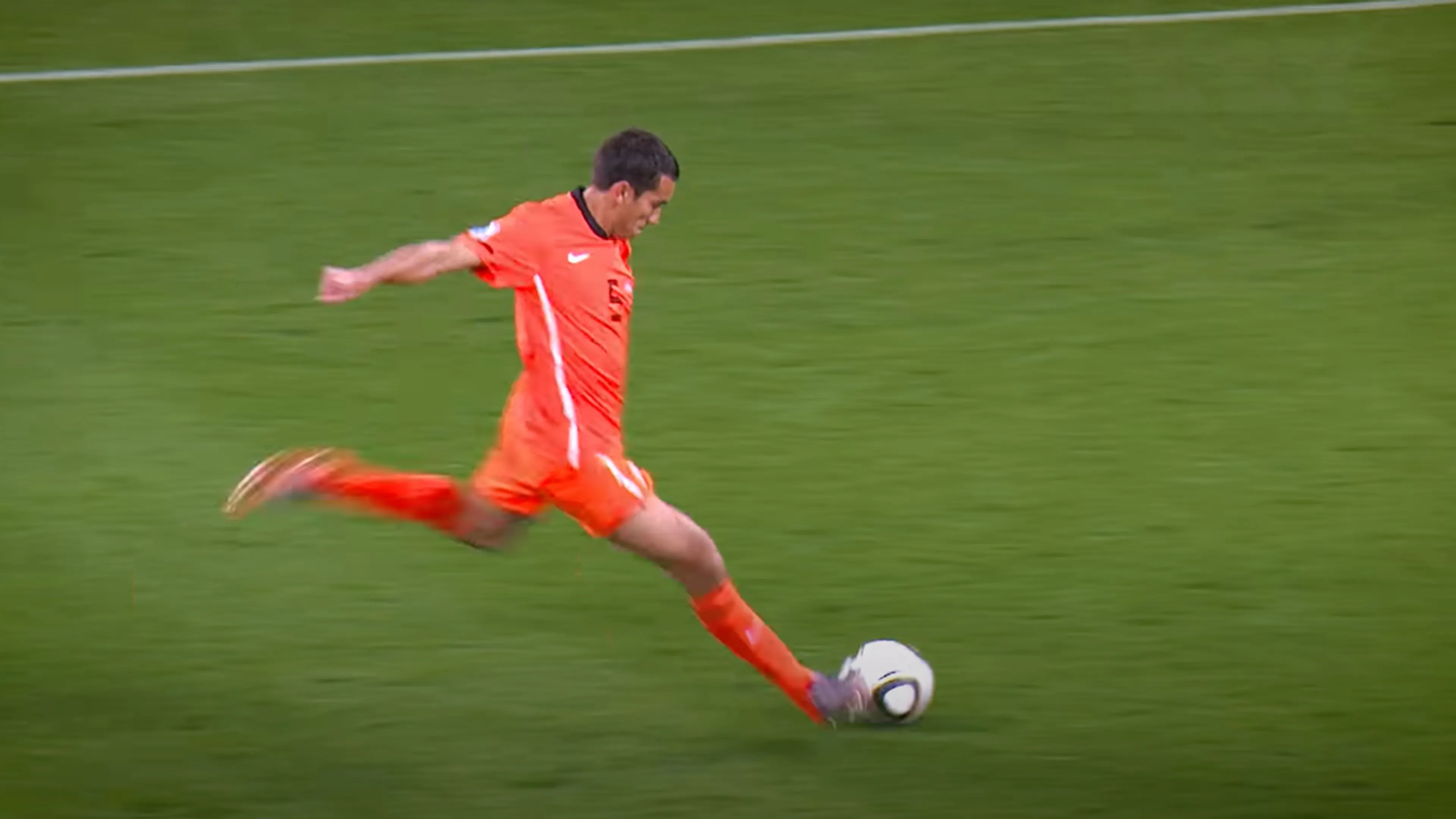 Vandaag in 2010: Weergaloos afstandsschot Van Bronckhorst tegen Uruguay