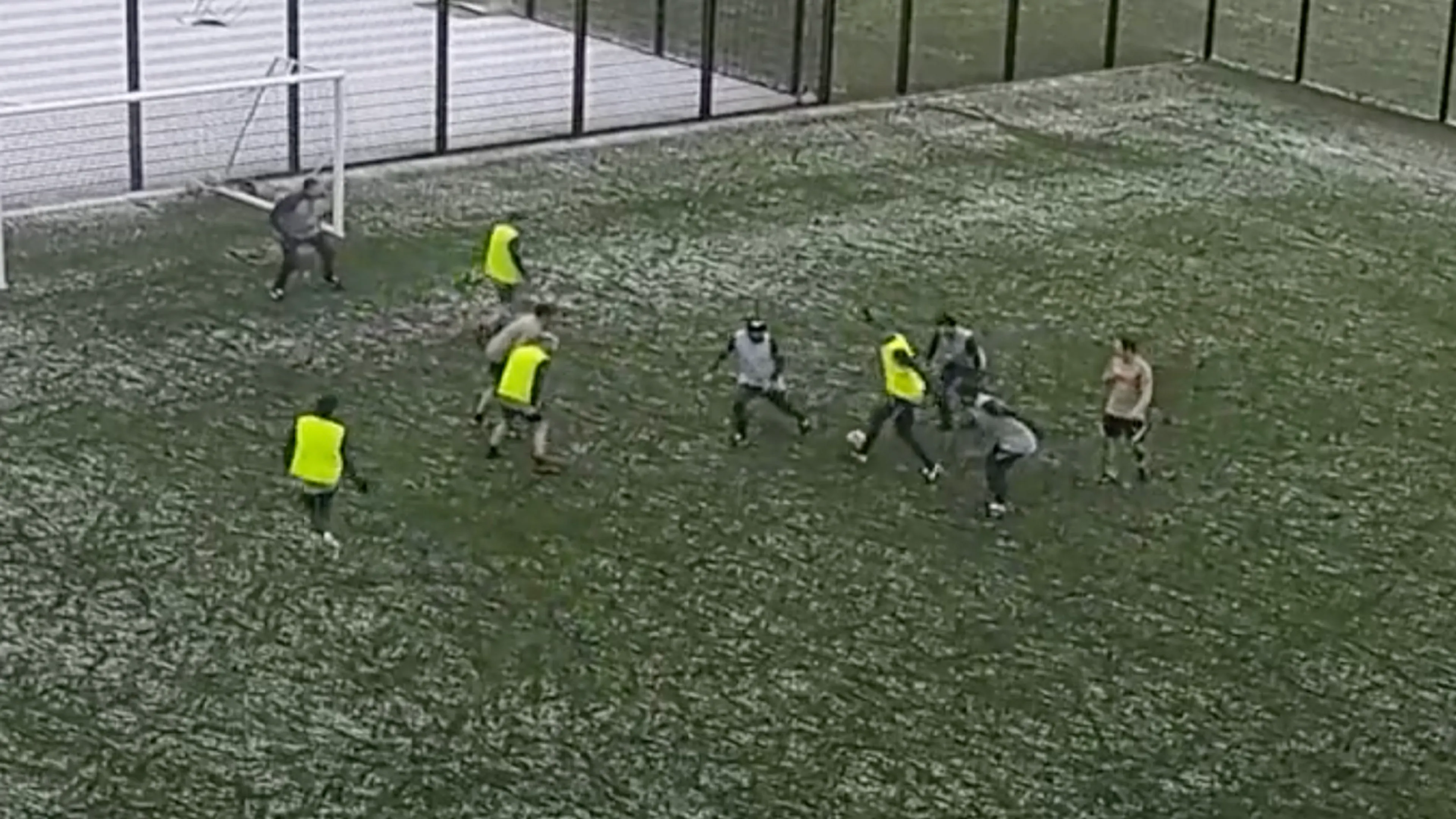 VIDEO: Pepijn Lijnders 'goes Messi' en geeft briljante assist in 'staff match' Liverpool