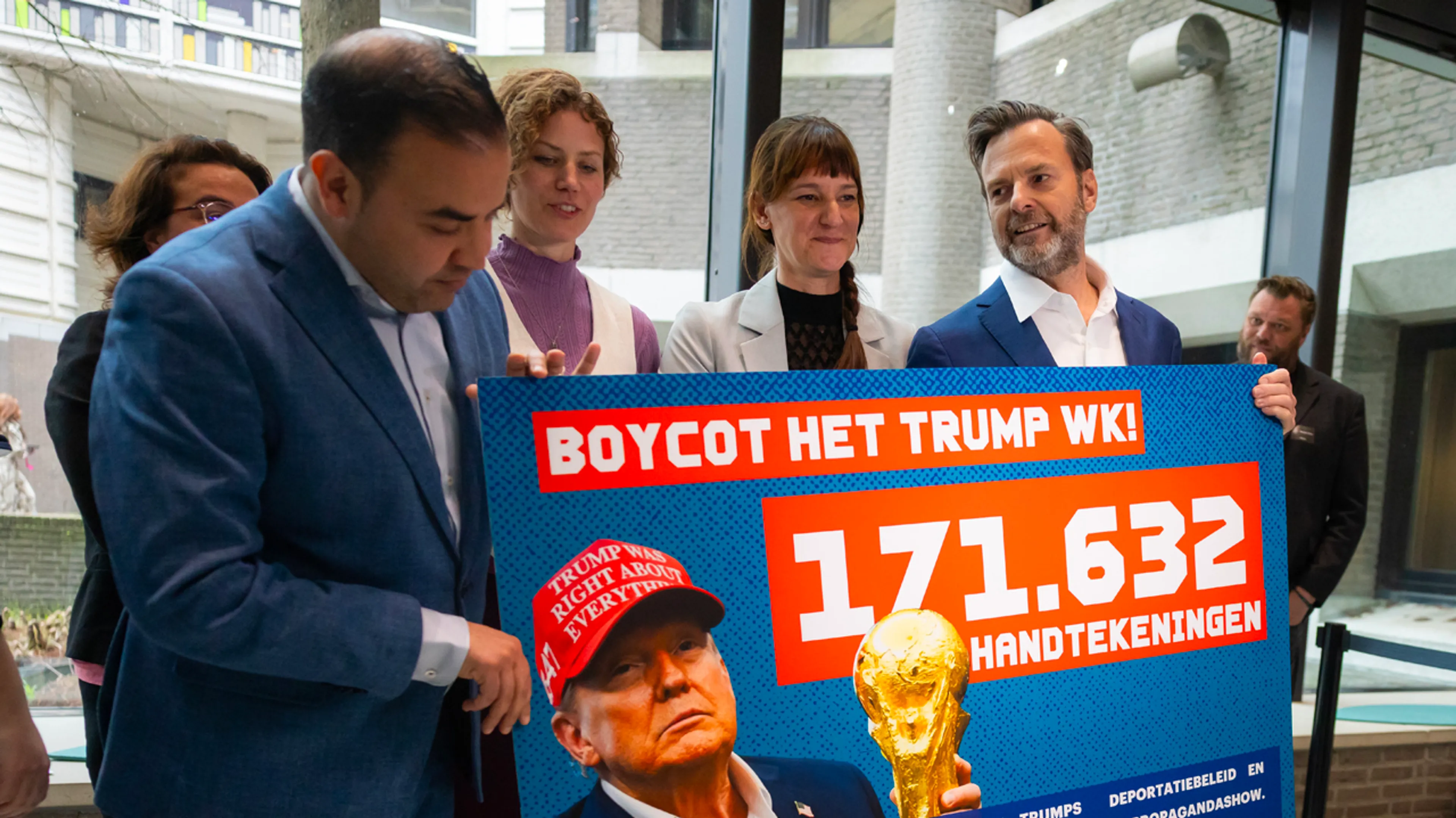 Teun van de Keuken biedt petitie 'Boycot het Trump-WK!' aan in Tweede Kamer