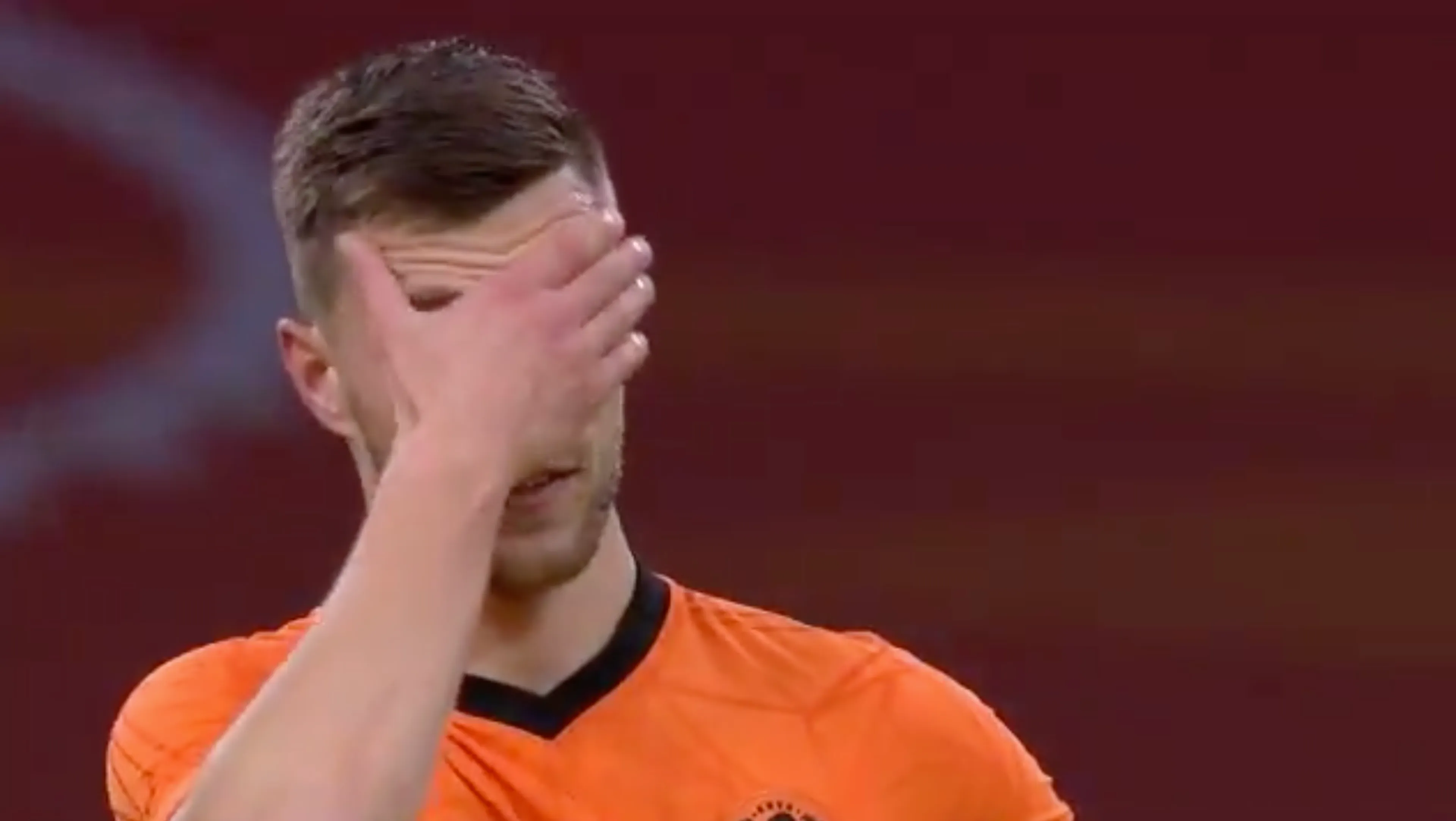 VIDEO - Spanje vroeg op voorsprong na fout Veltman