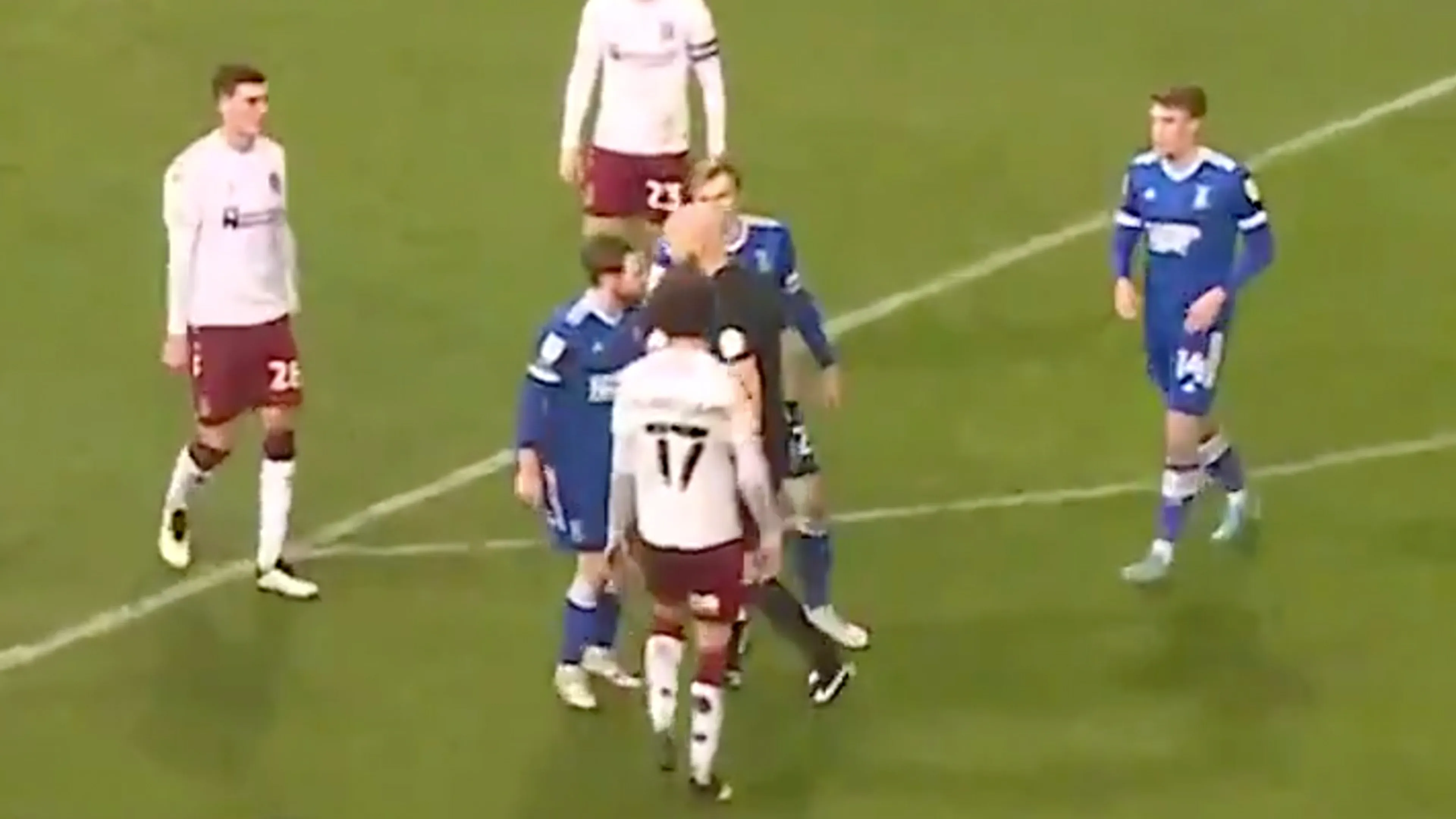 Agressieve Engelse scheidsrechter zoekt confrontatie op met speler