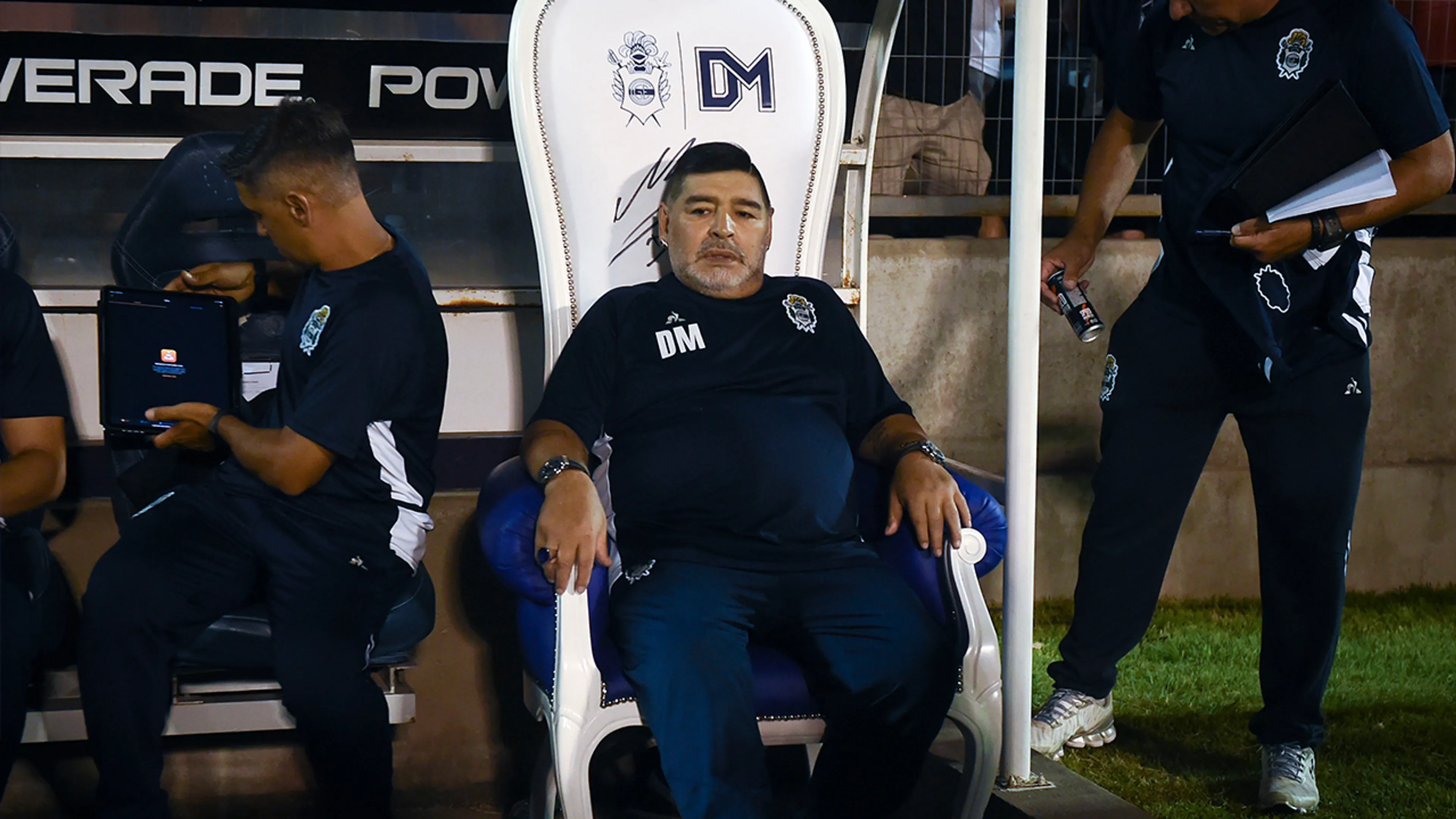 LOL! Maradona coacht zijn team voortaan vanaf een troon