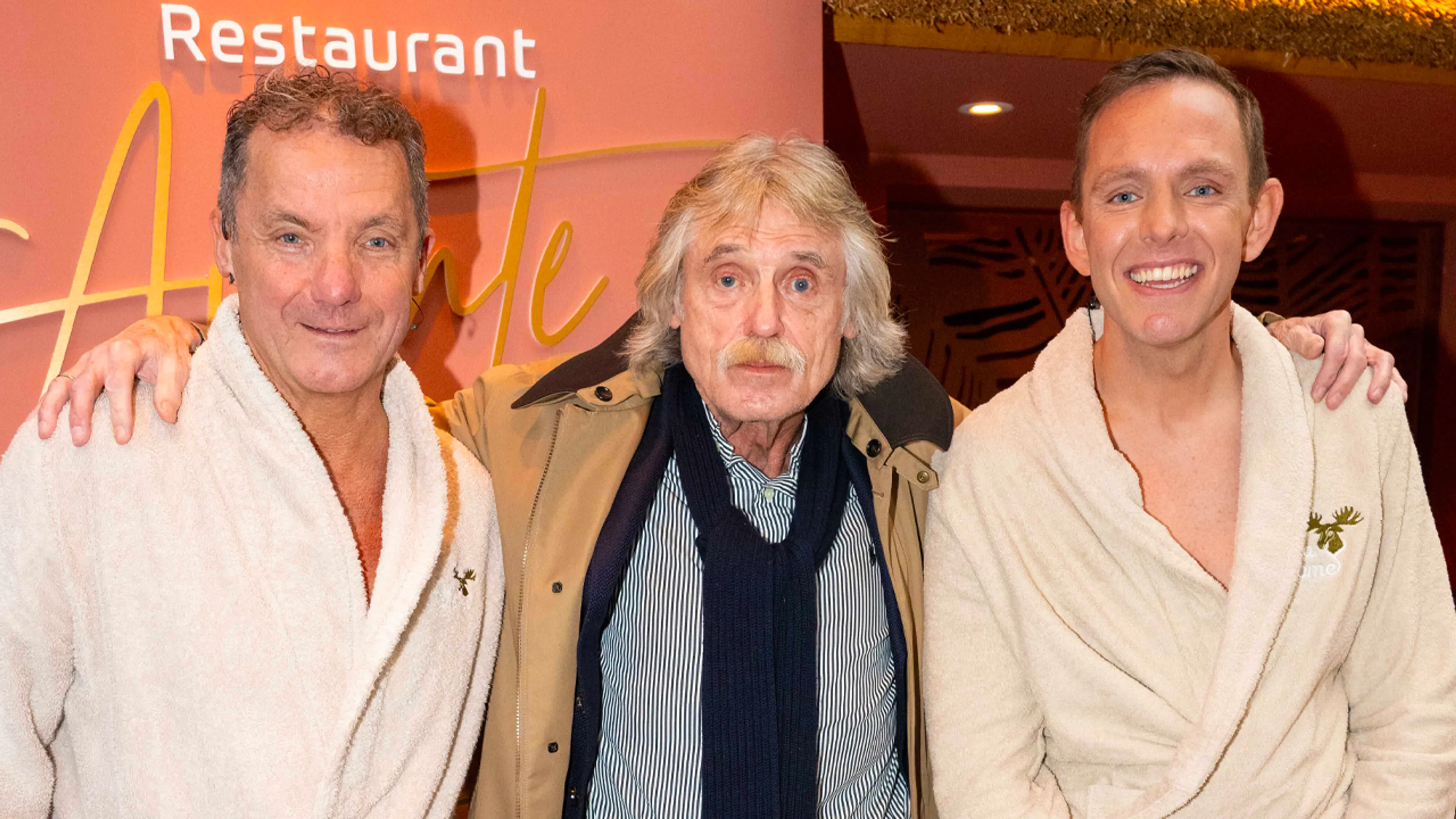 Johan Derksen spreekt mooie woorden over John en Kees de Bever: 'Ik ben echt bevriend met ze'