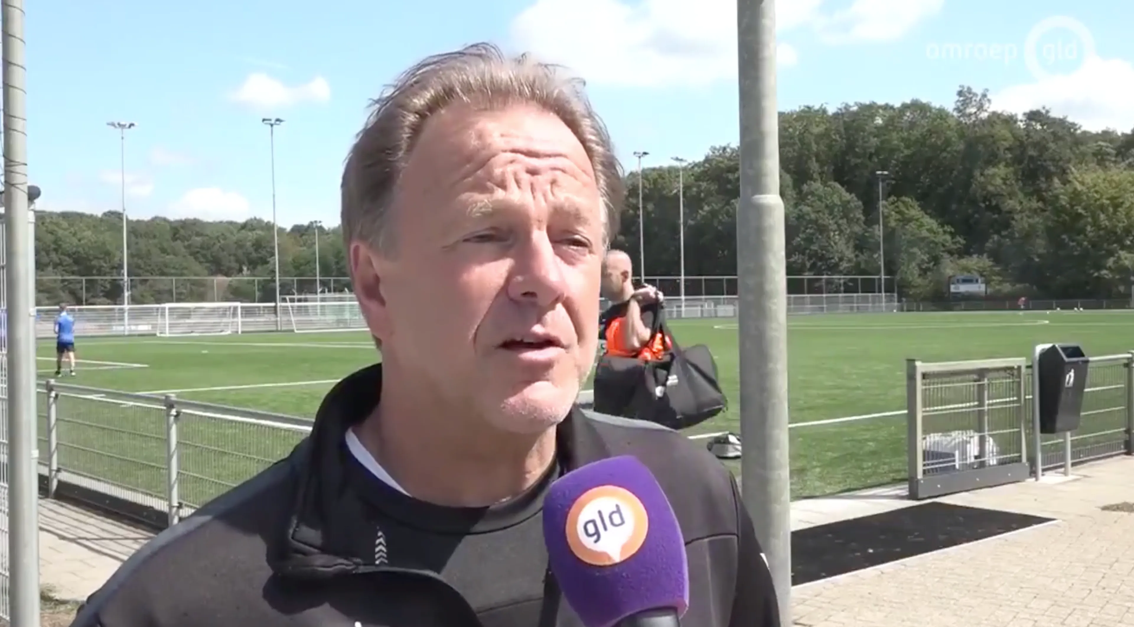 Trainer De Graafschap geïrriteerd richting journalist: 'Ik ben niet blij met jou!'