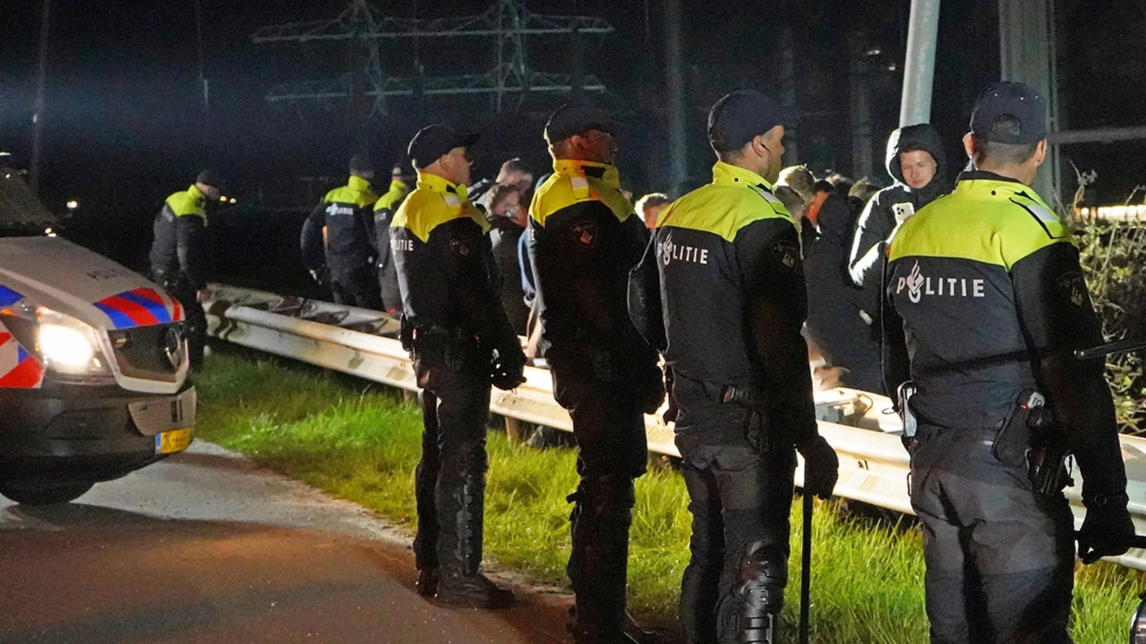 Politie voorkomt vechtpartij tussen hooligans PSV en FC Utrecht: wapens in beslag genomen
