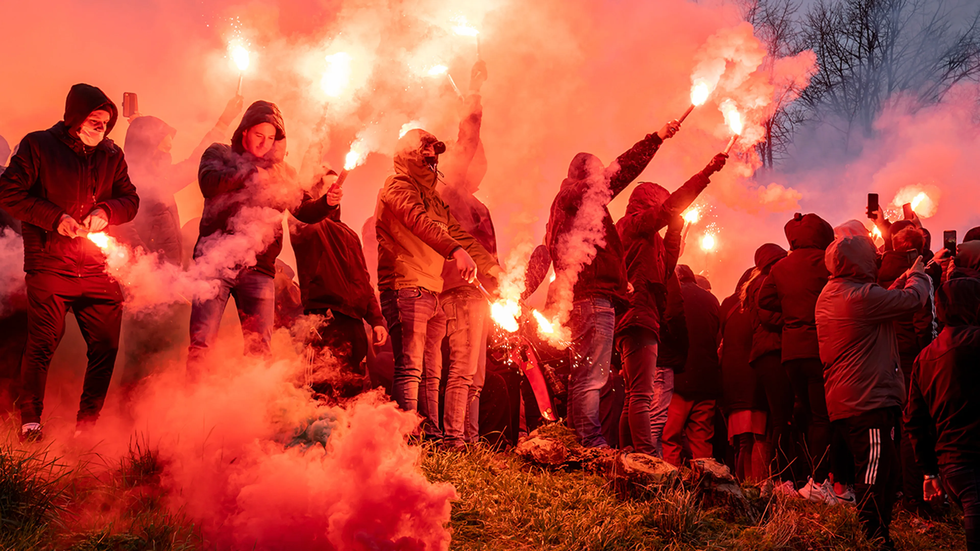 Feyenoord-fans met vuurwerkactie bij laatste training voor De Klassieker