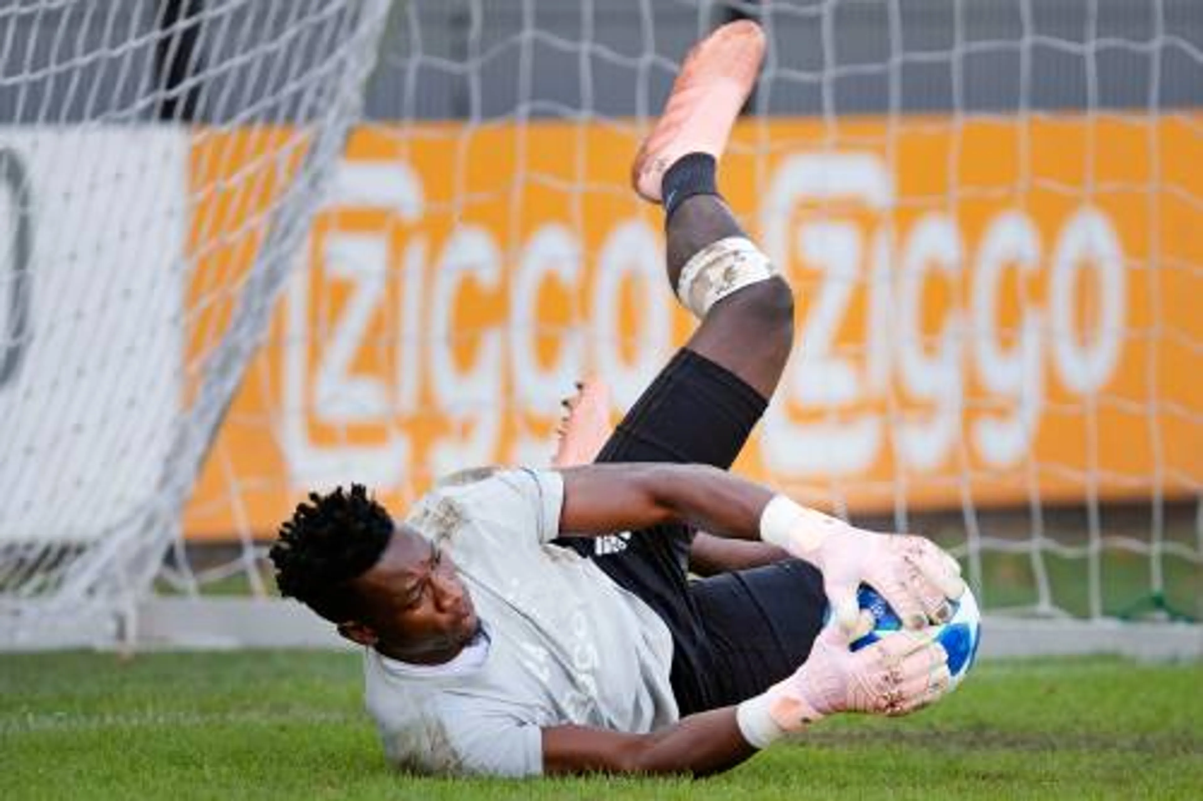 Ajax traint zonder doelman Onana