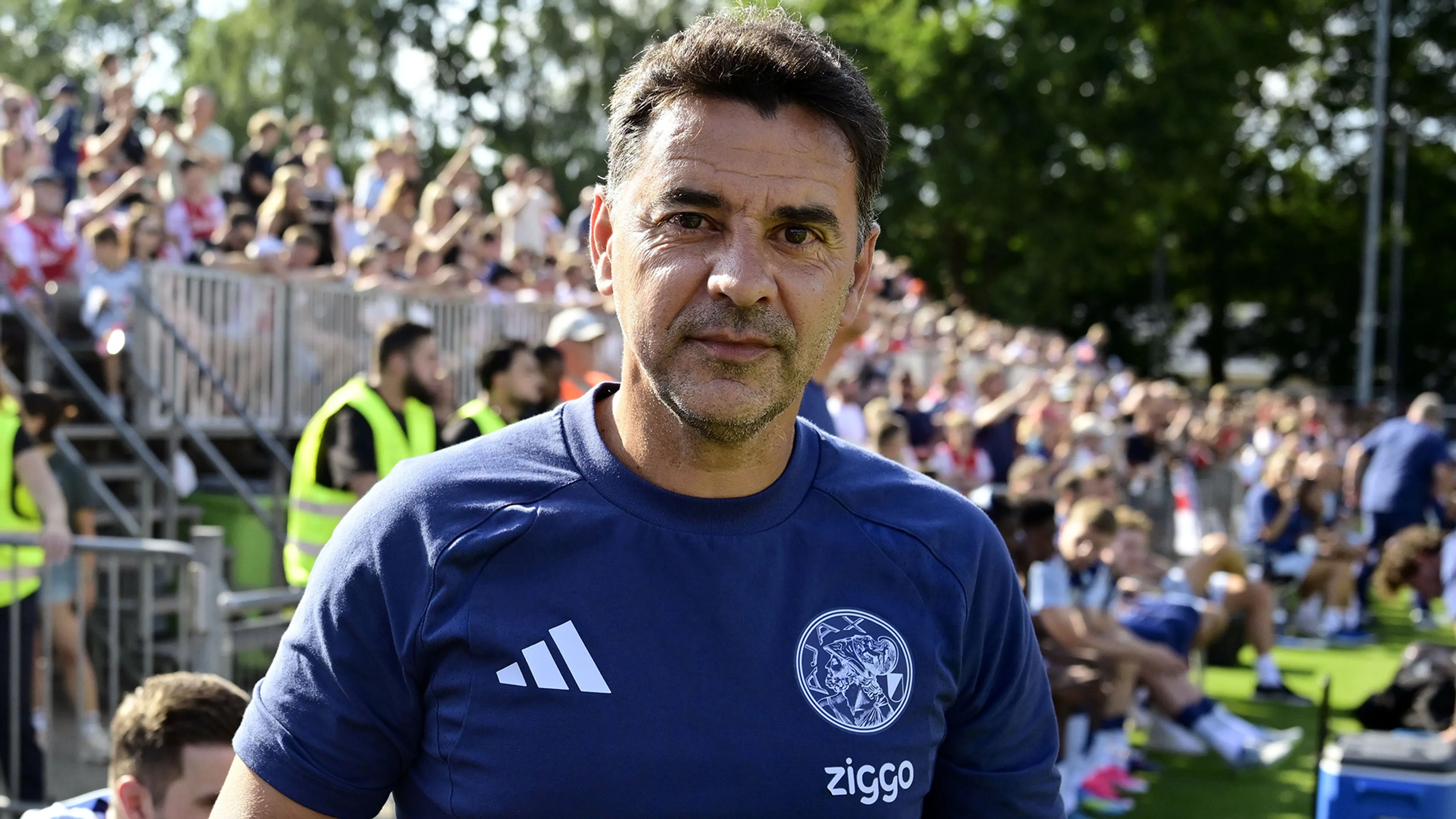 Míchel wint voor het eerst met Ajax in oefenduel tegen AEK Larnaca
