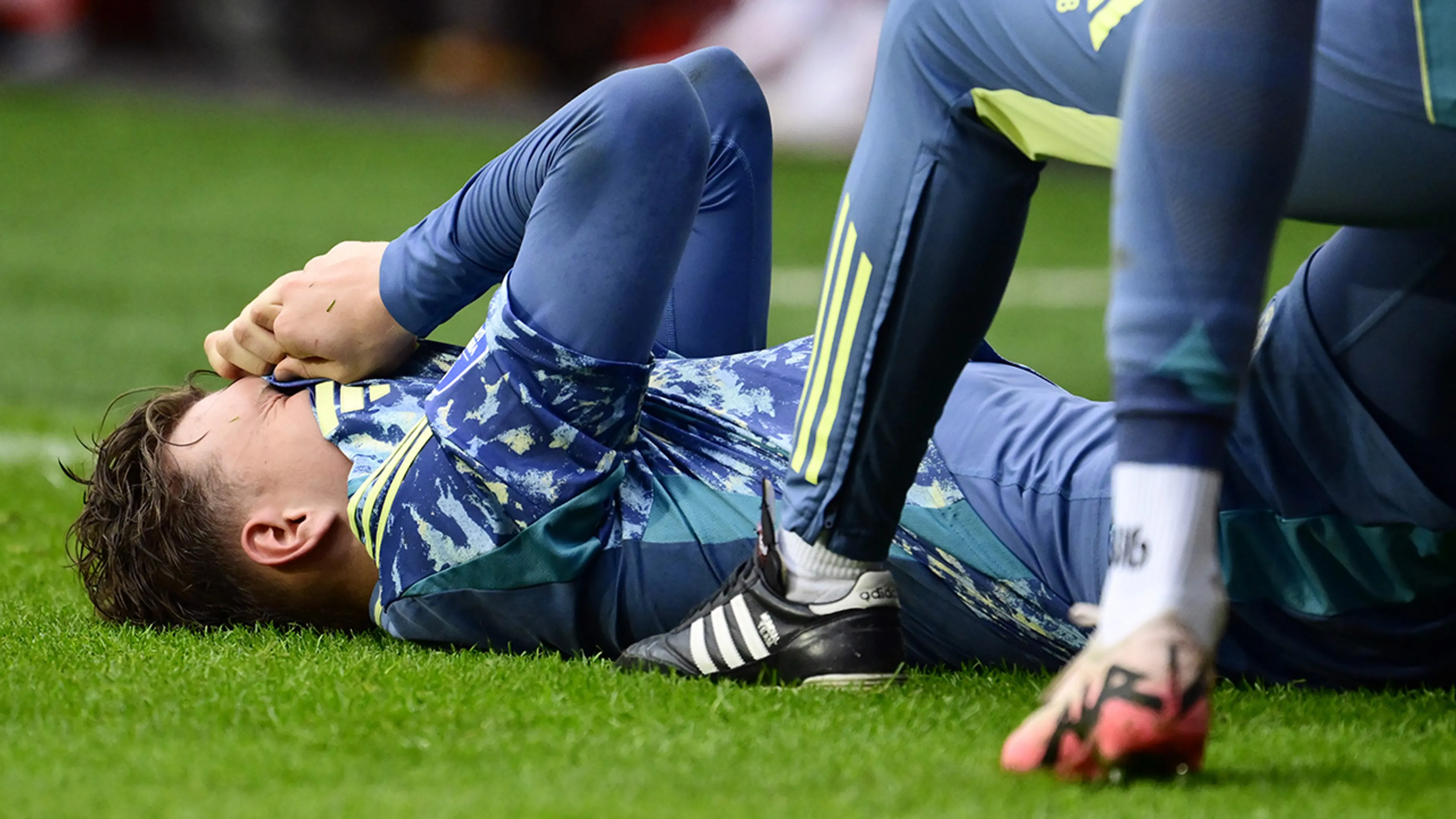 Ajax moet geblesseerde Mika Godts weken missen