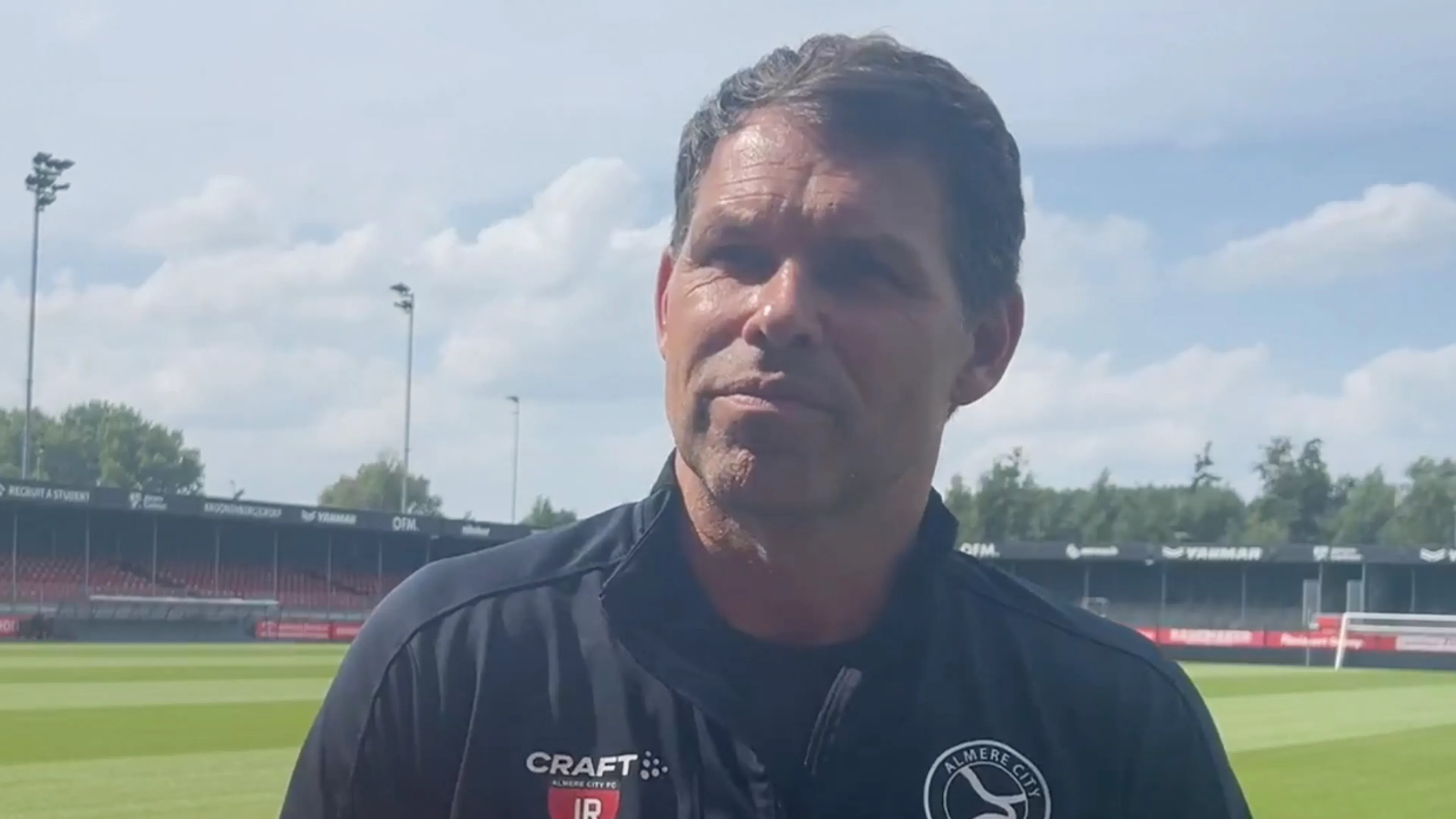 Almere-trainer Rijsdijk over niet doorgaan van duel met Vitesse: 'Voor onszelf ook een domper'
