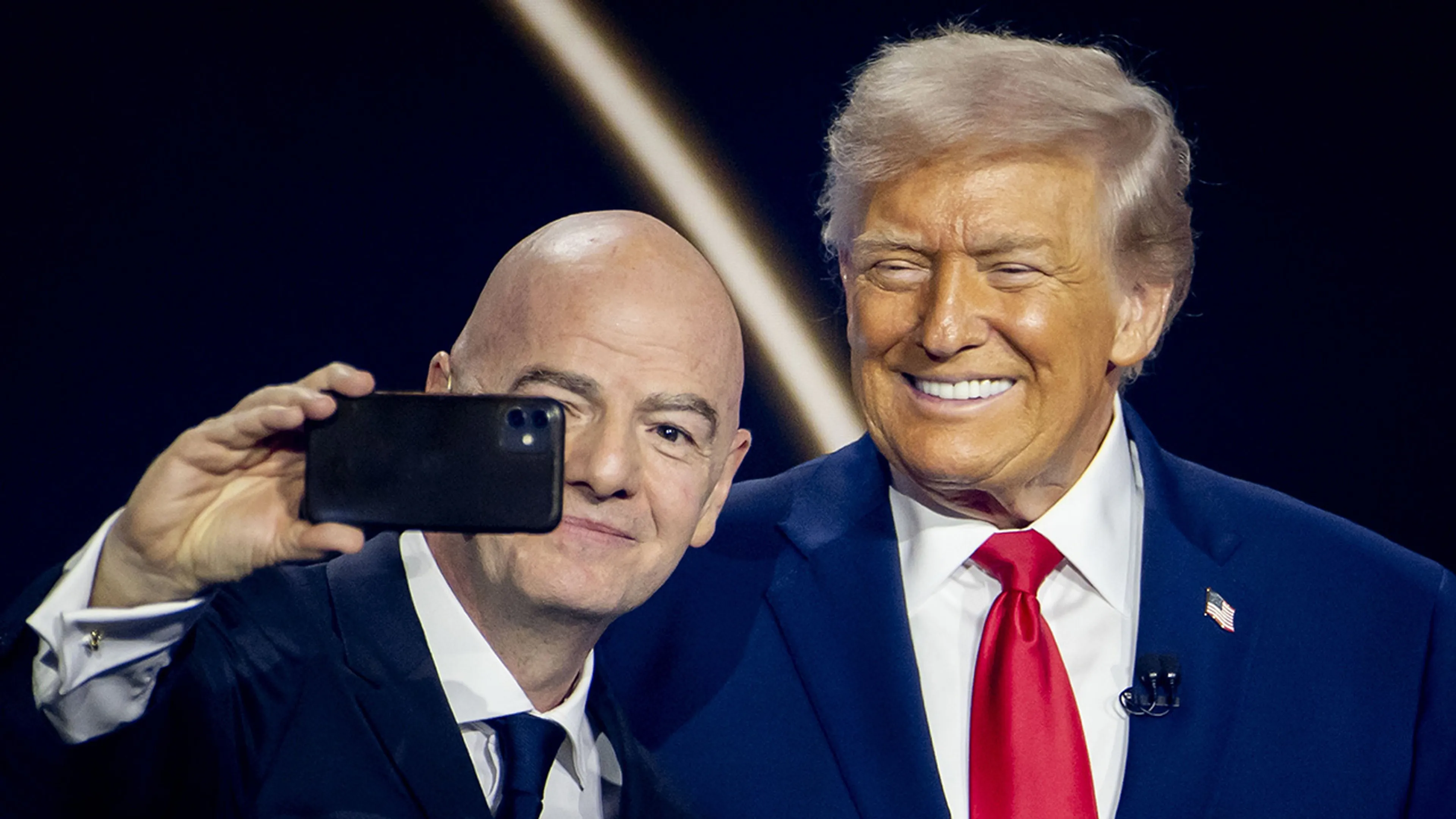 Donald Trump reikt WK-beker uit samen met FIFA-voorzitter Gianni Infantino
