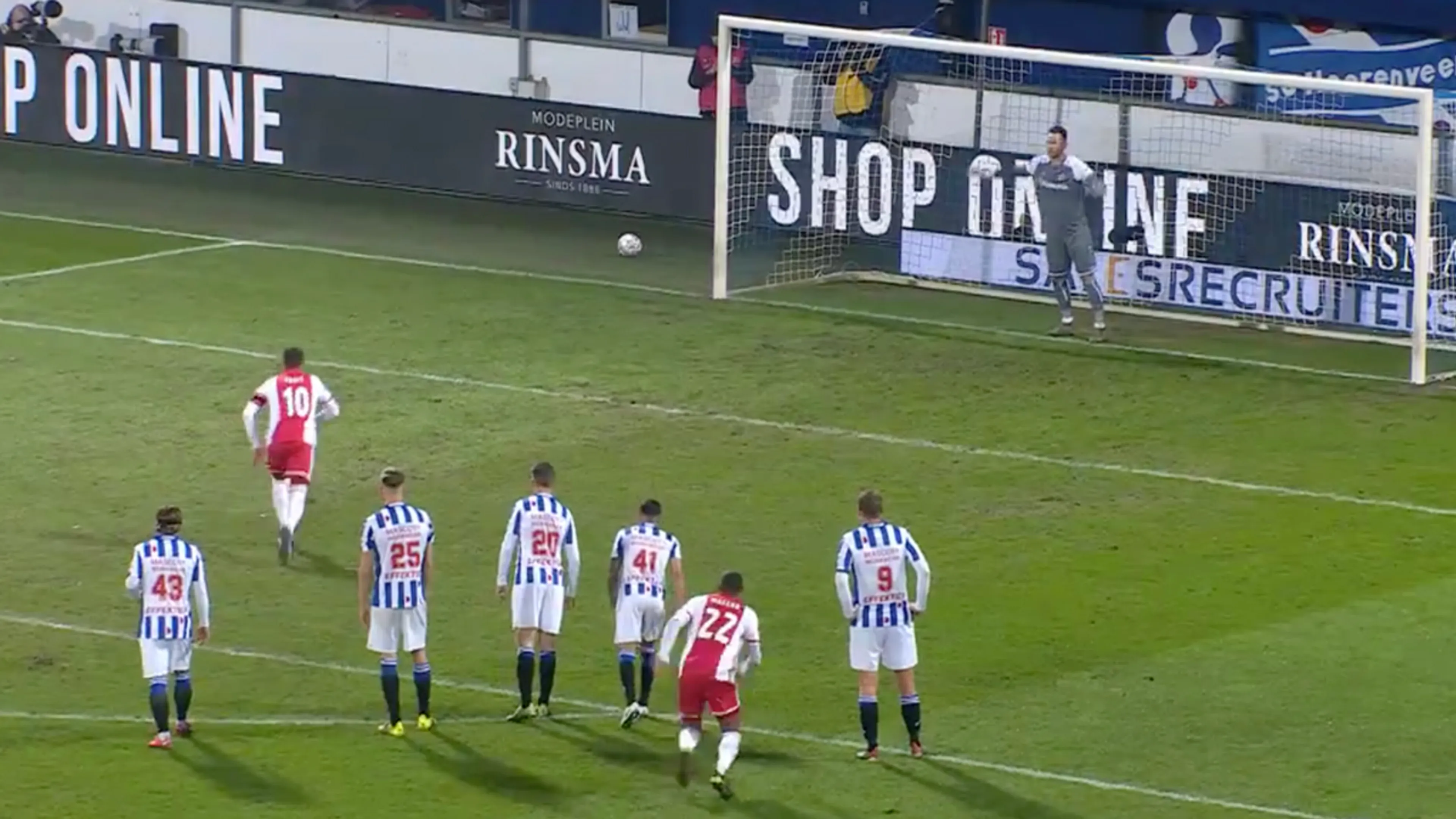 Zo neem je een strafschop: Tadic schiet penalty stijf in de kruising