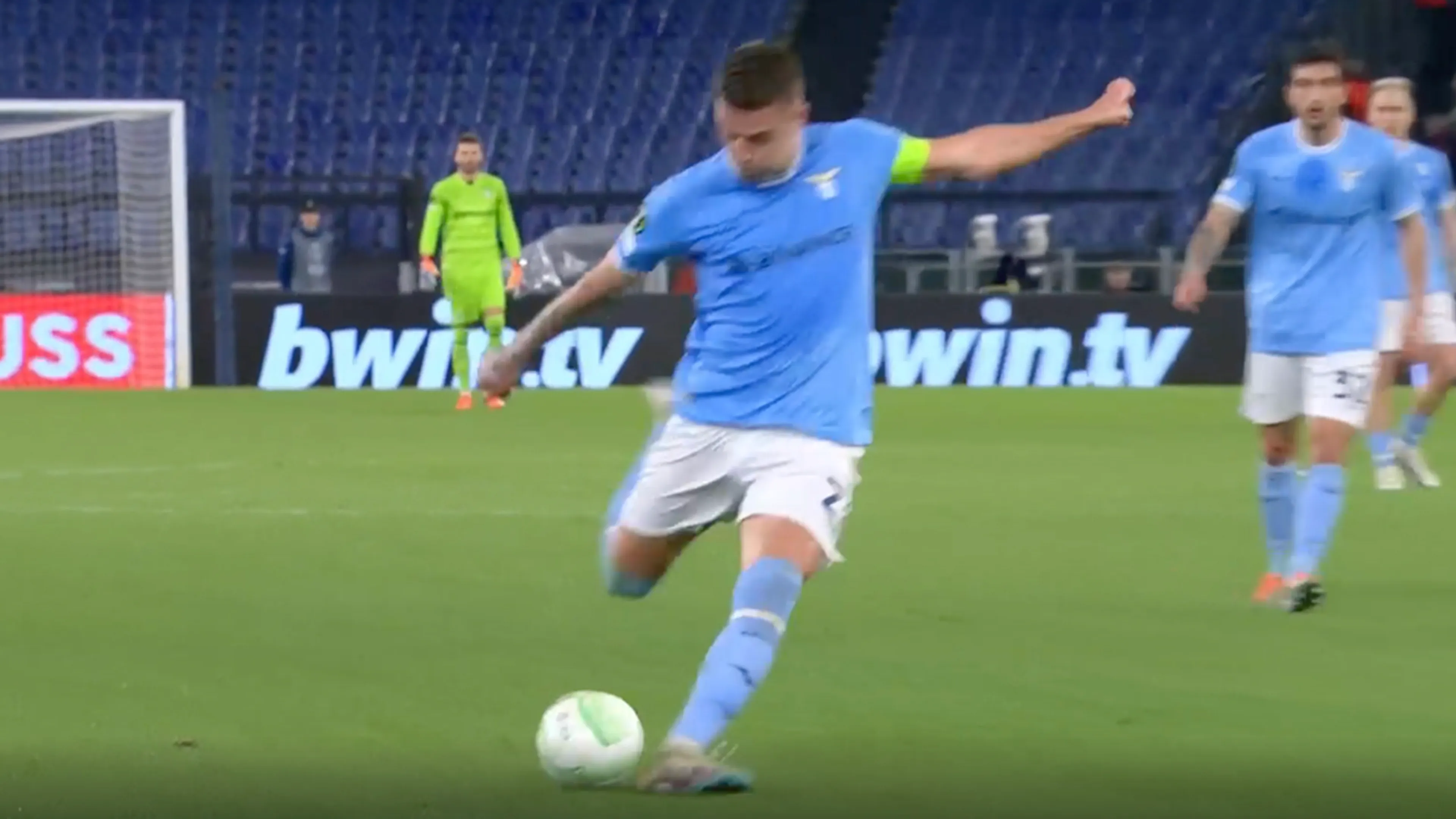 KANS: Sergej schiet via vingertoppen van Ryan op de lat
