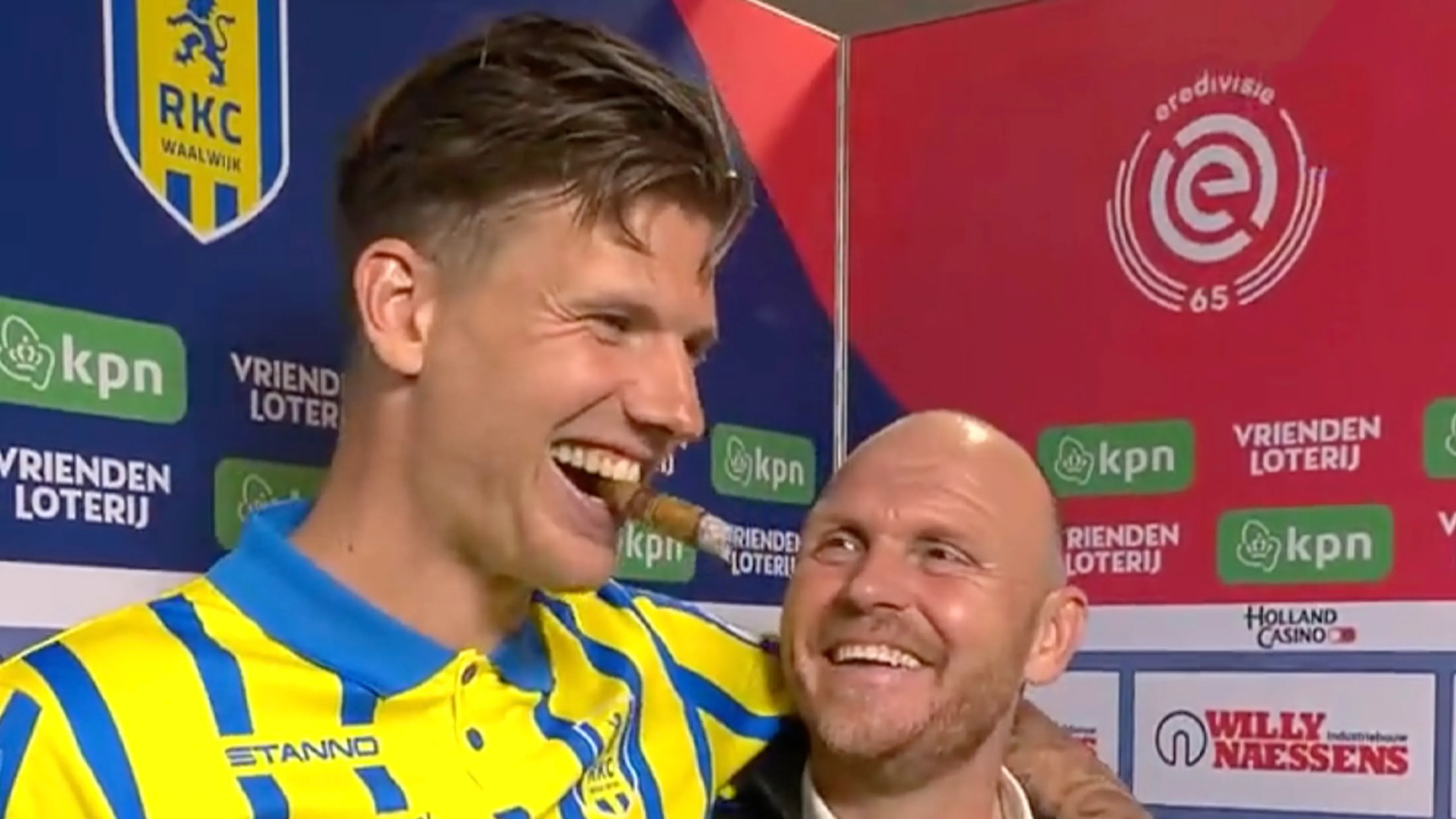 Michiel Kramer steekt sigaar op na handhaving met RKC Waalwijk