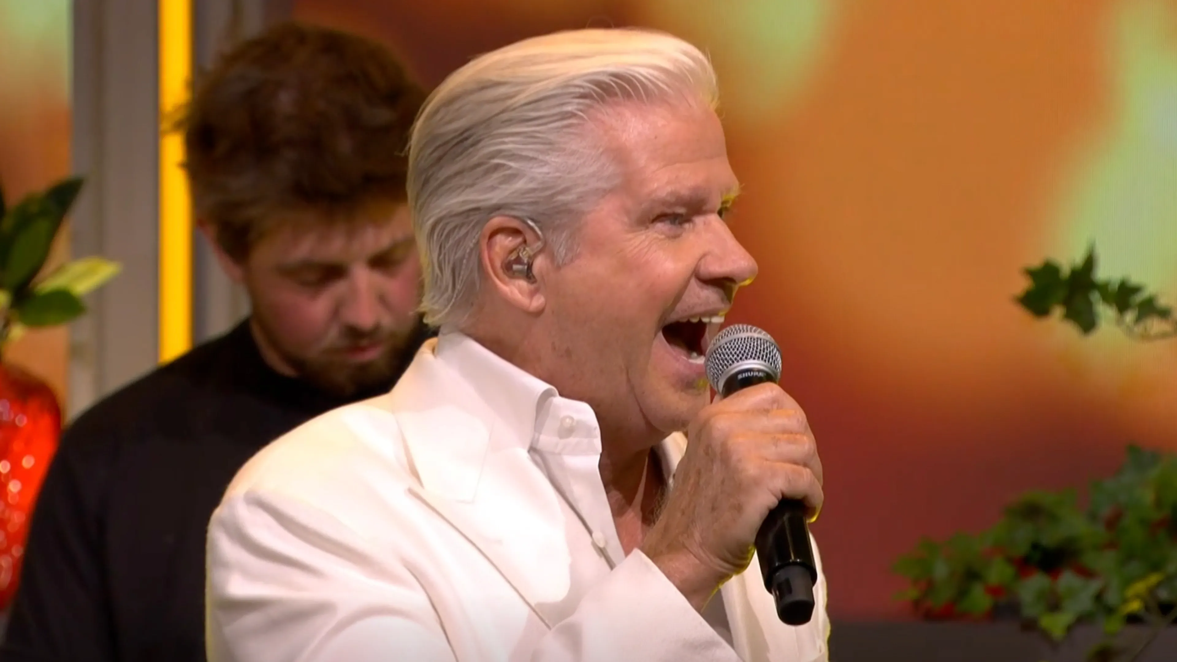 Dries Roelvink zorgt met 'Ik Kom Eraan (Route du Soleil)' voor knallende opening van De Oranjezomer!