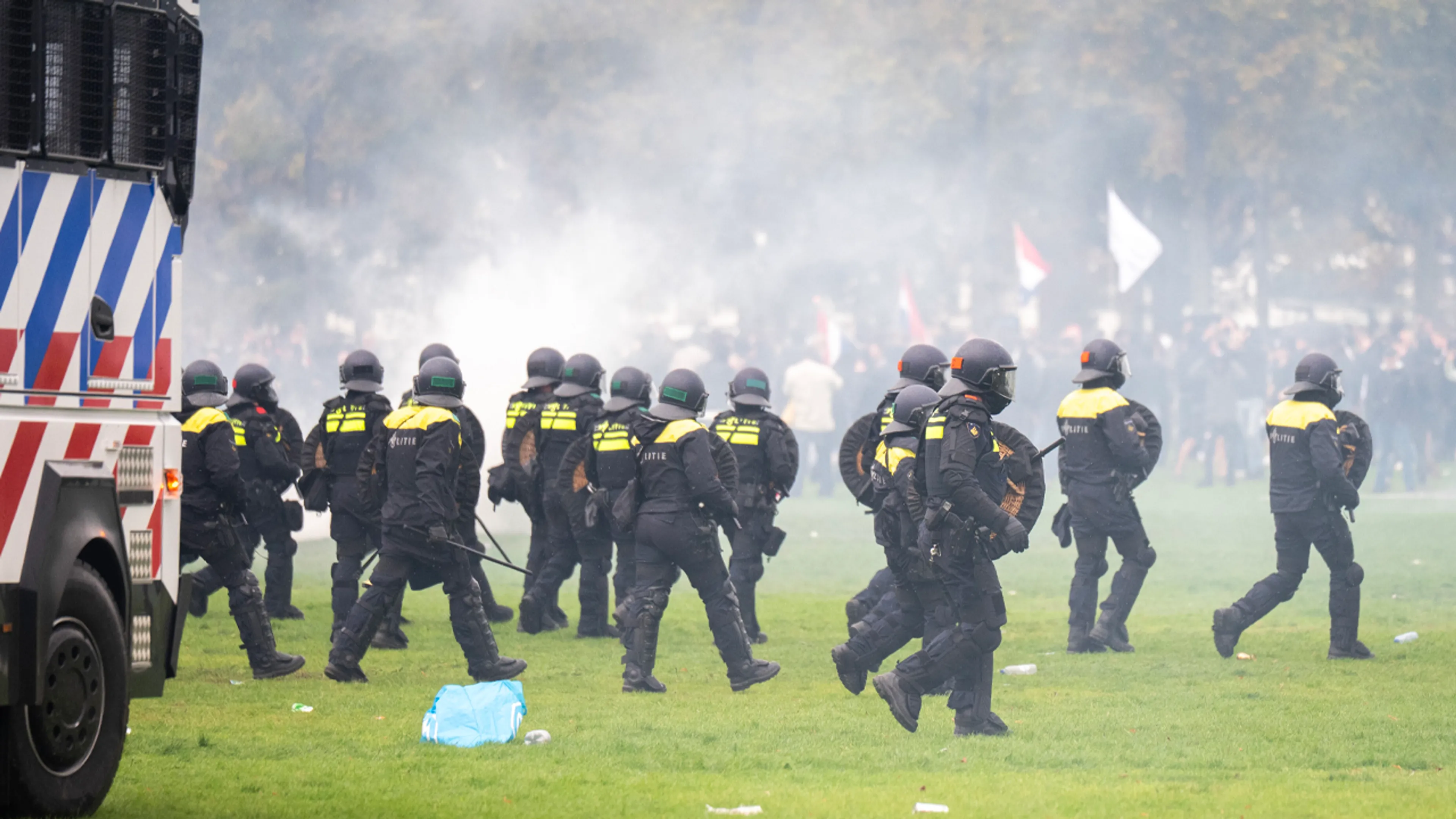 Betogers vanaf Malieveld gooien ruiten in bij partijkantoor D66