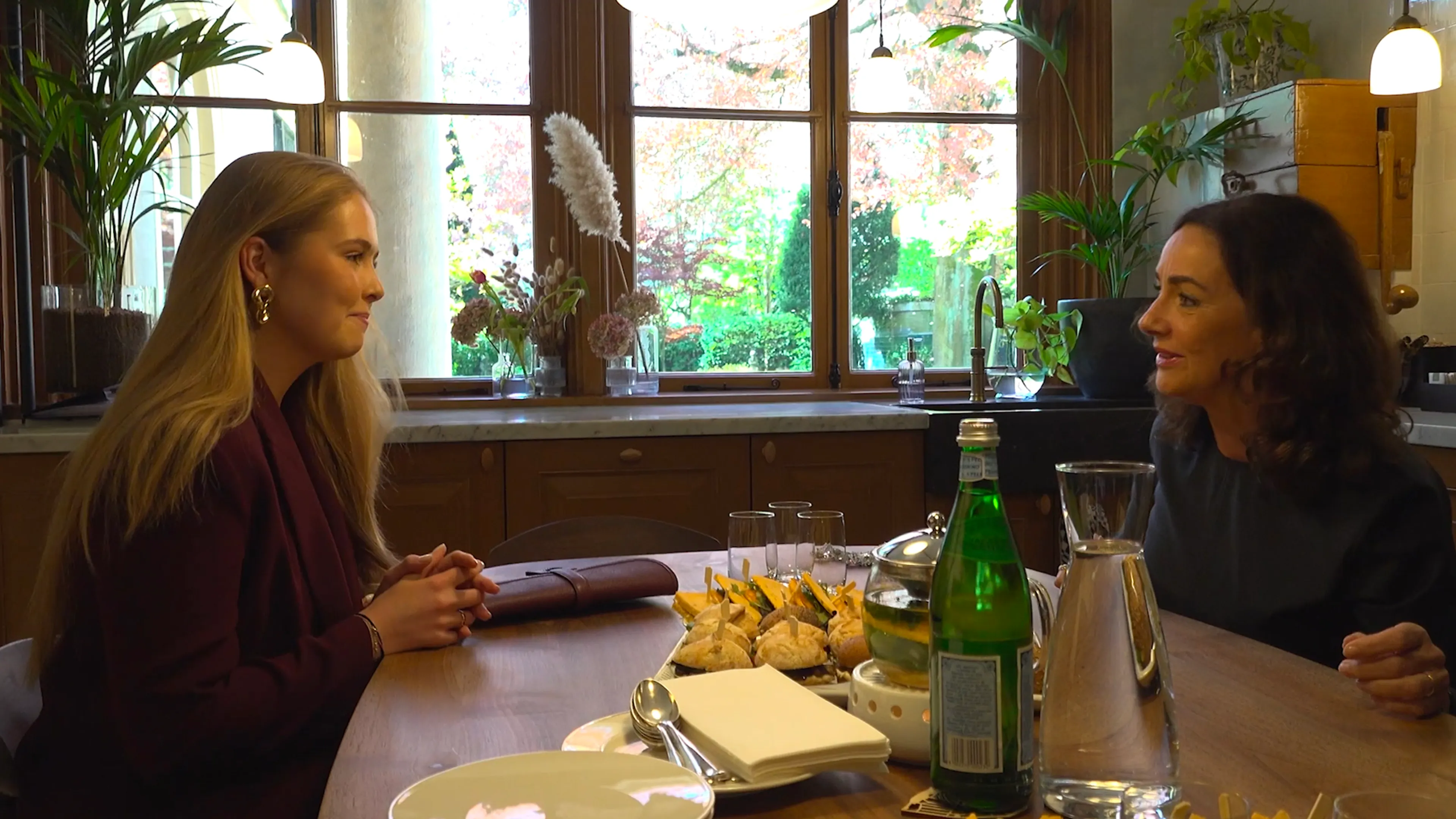 Video: Prinses Amalia bruncht met Amsterdamse burgemeester Femke Halsema