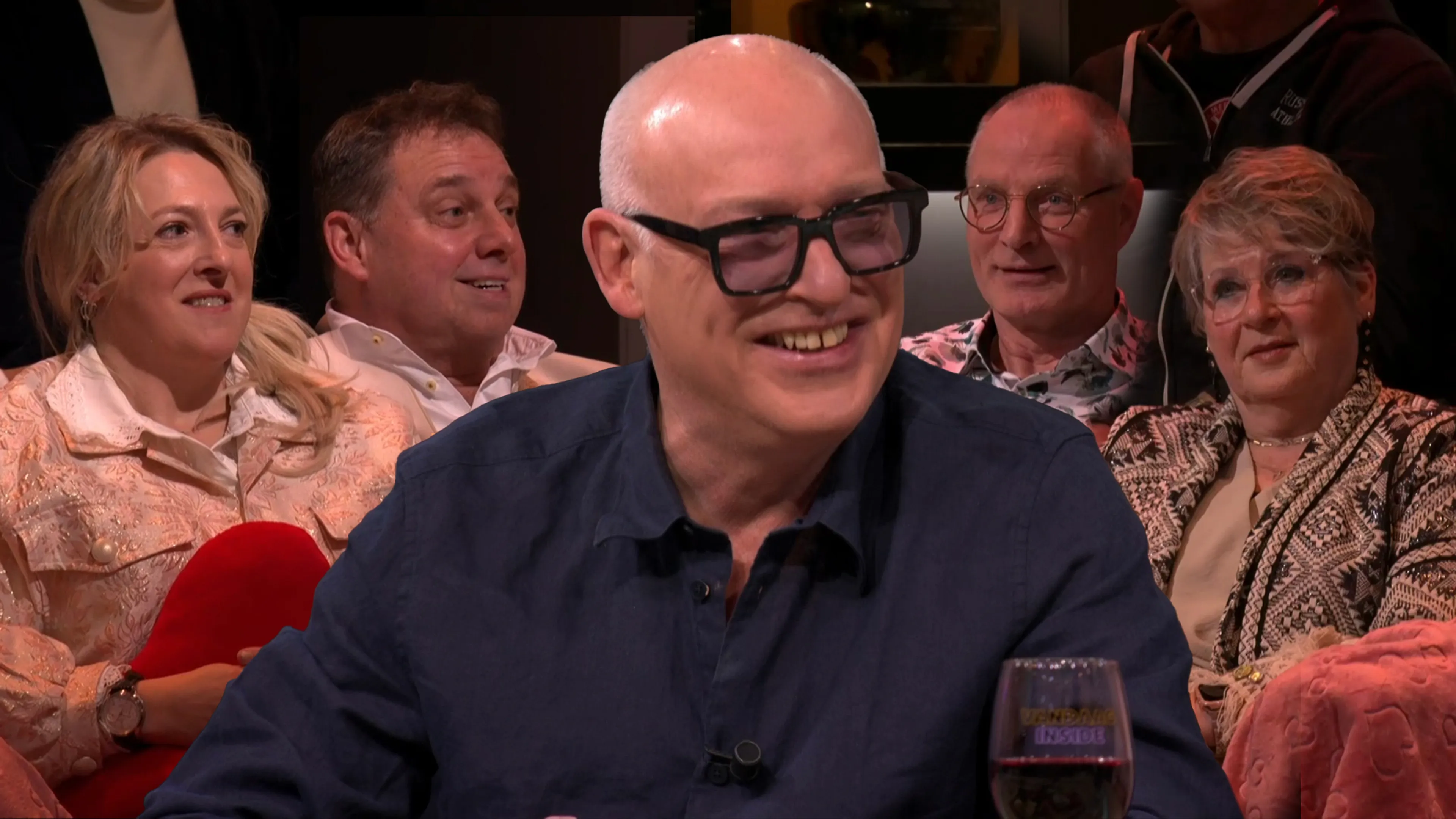 René verrast Vandaag Inside Valentijnsactie-winnaars: 'Jullie krijgen ook een pakket met dildo'