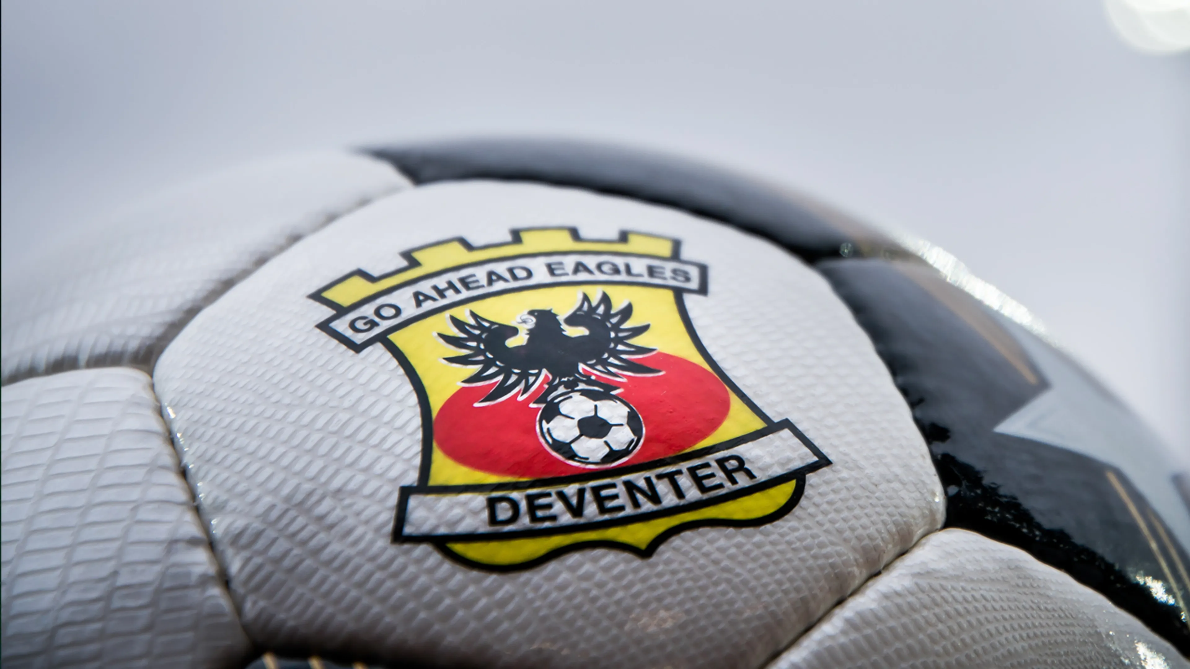 Go Ahead Eagles - FC Volendam afgelast door bevroren veld