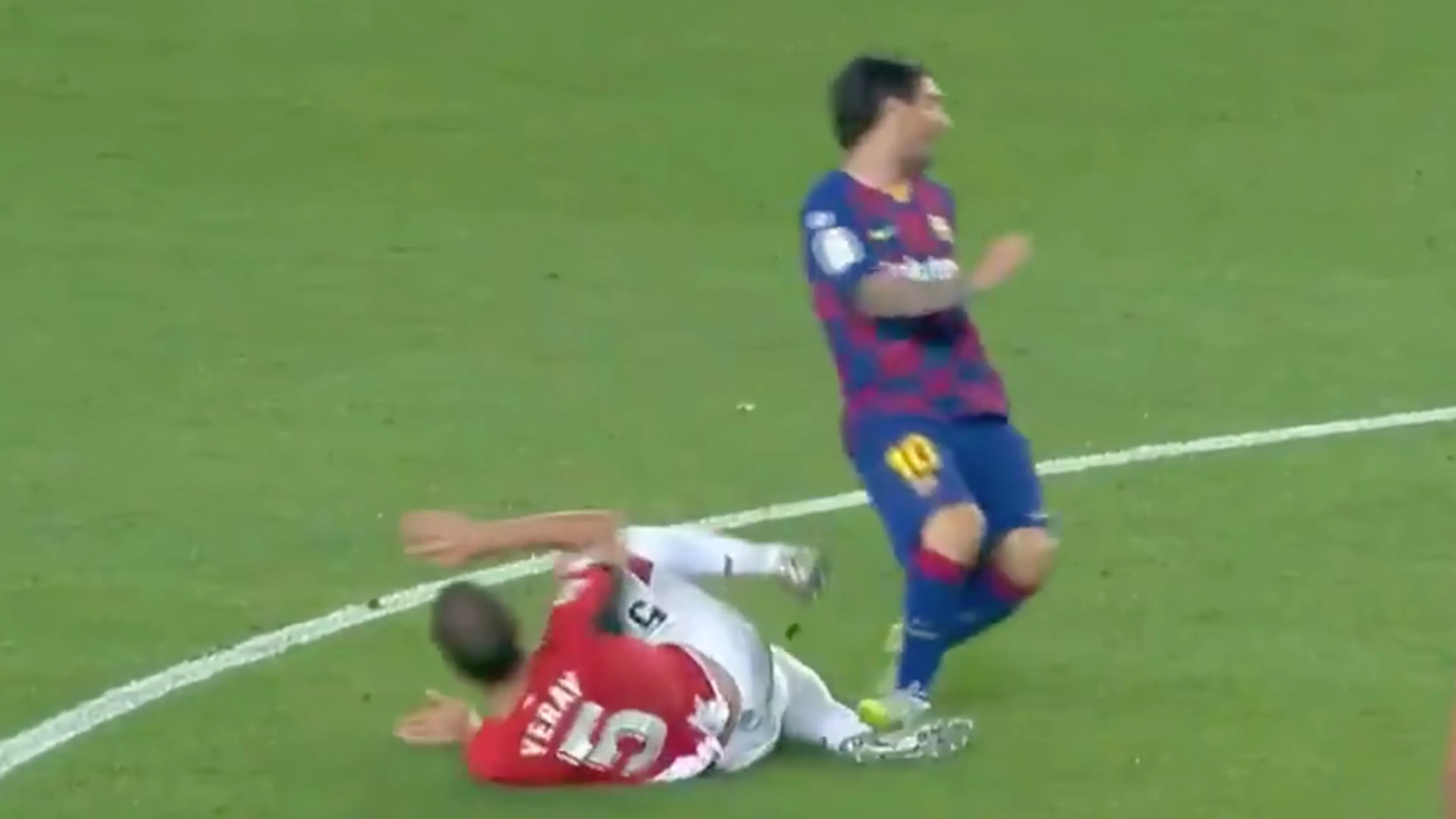 Messi gaat vrijuit na smerige charge
