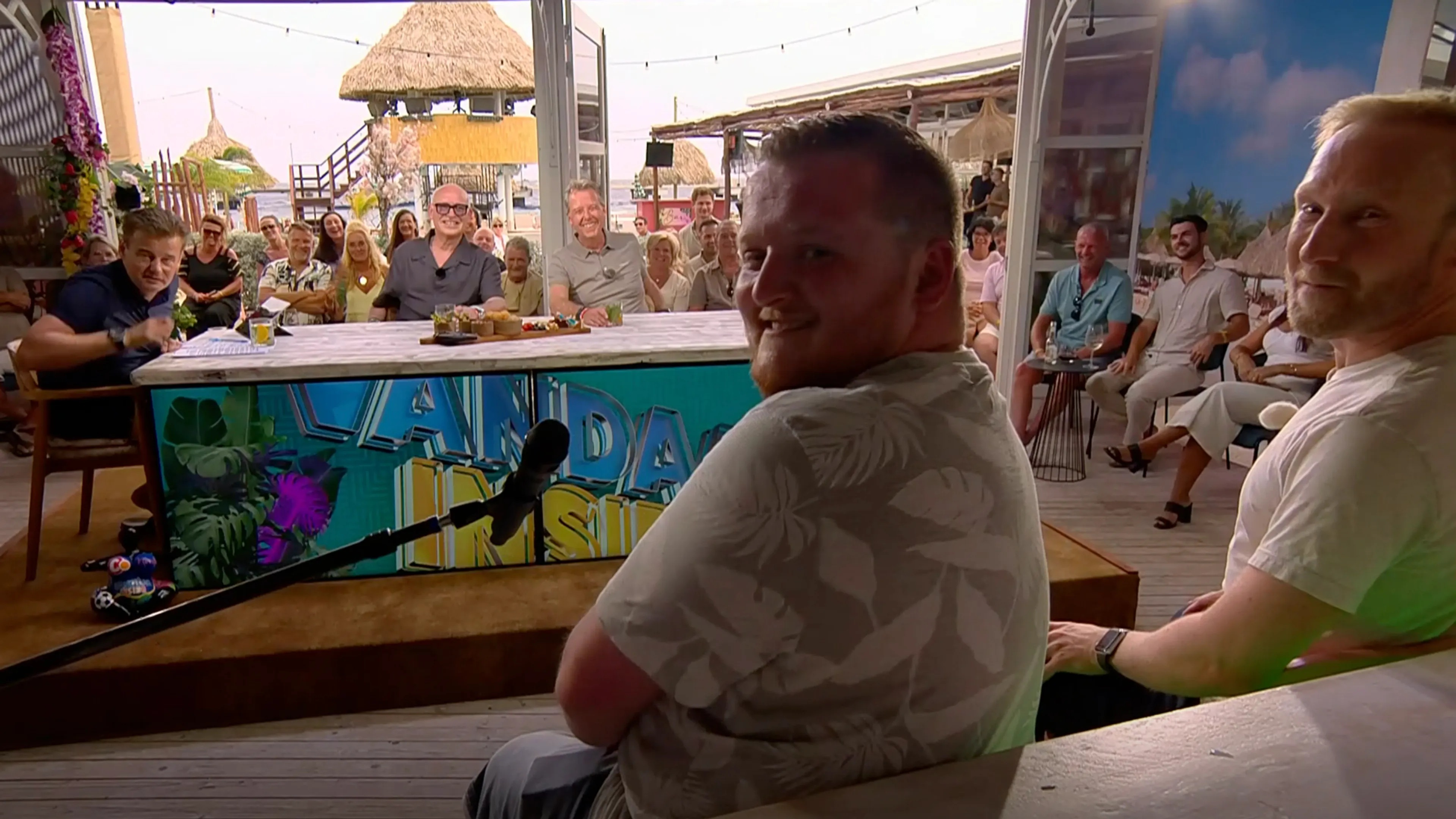Man in publiek wordt plots uitgenodigd aan de bar bij Vandaag Inside: 'Doe de koekoek maar even!'