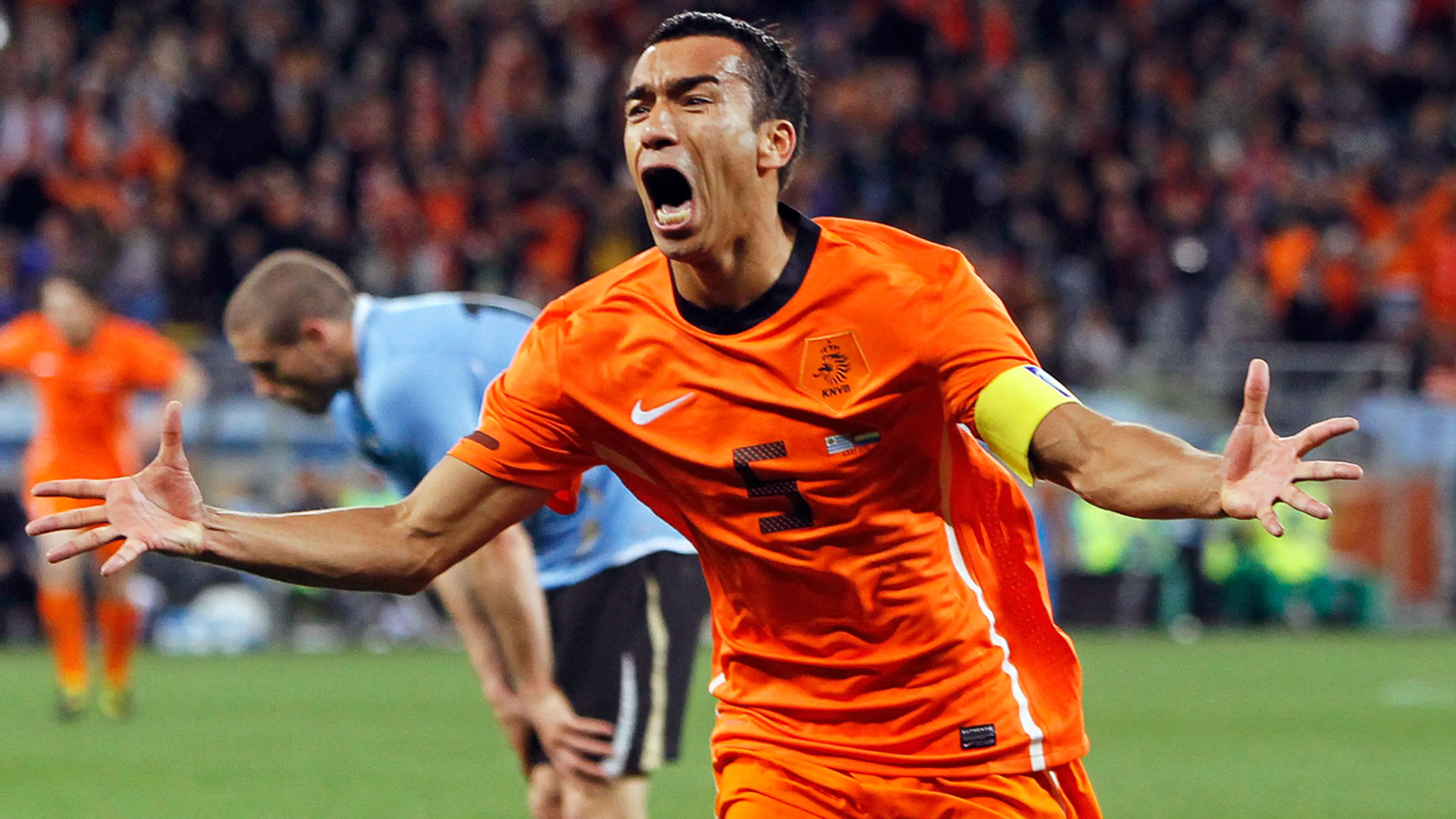 10 jaar geleden: Van Bronckhorst schiet bal heerlijk in de kruising tegen Uruguay