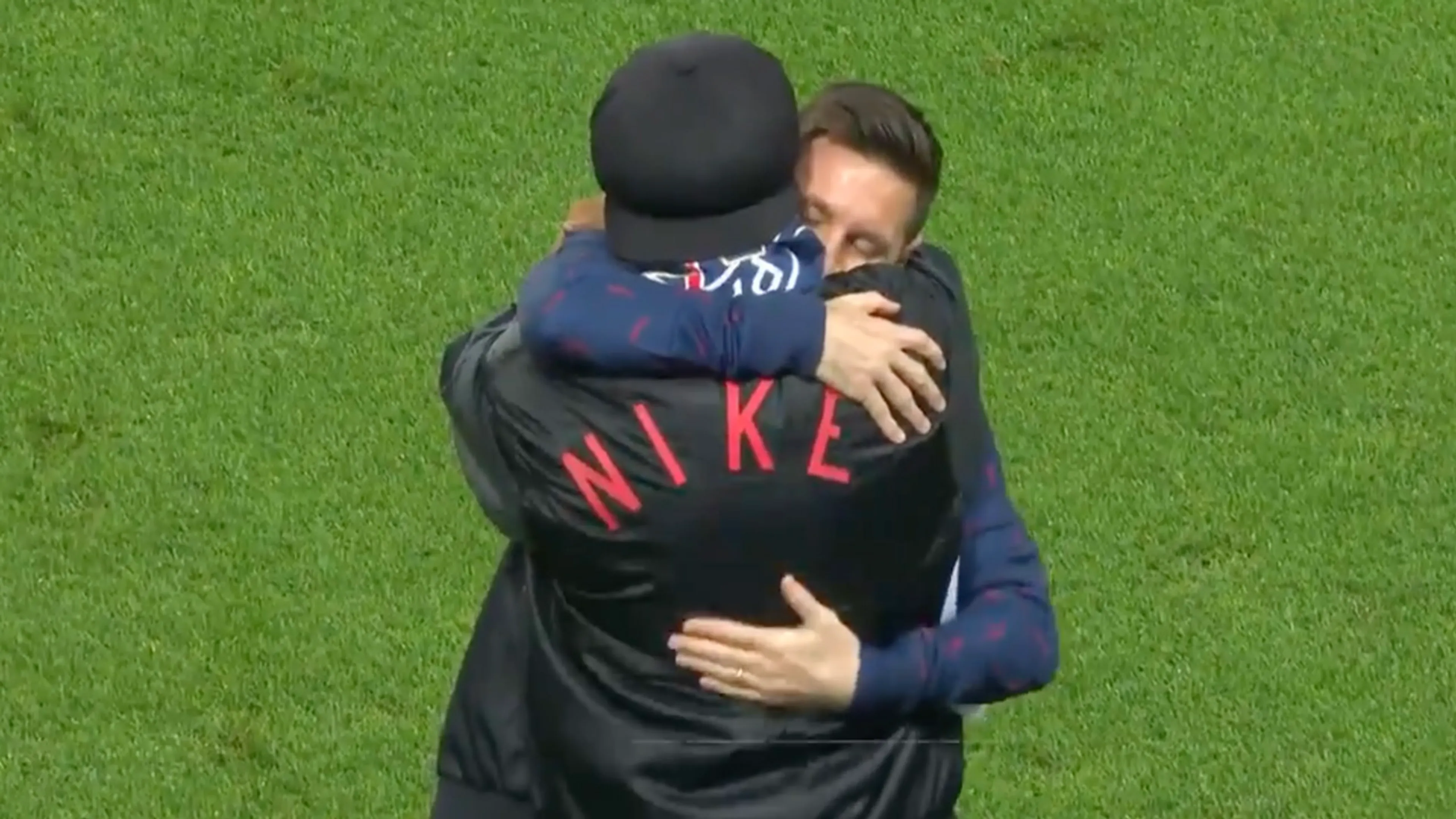 PRACHTIG! Emotionele hereniging Messi en Ronaldinho