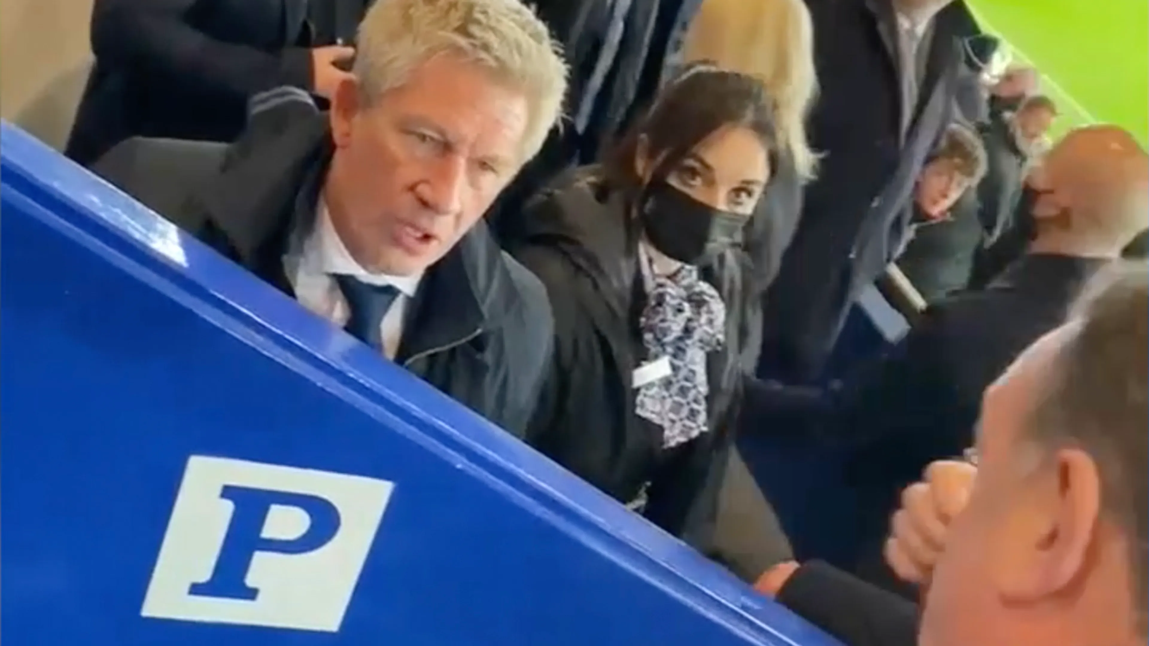 VIDEO: Everton-fan woest op Marcel Brands: 'Verlaat onze club!'