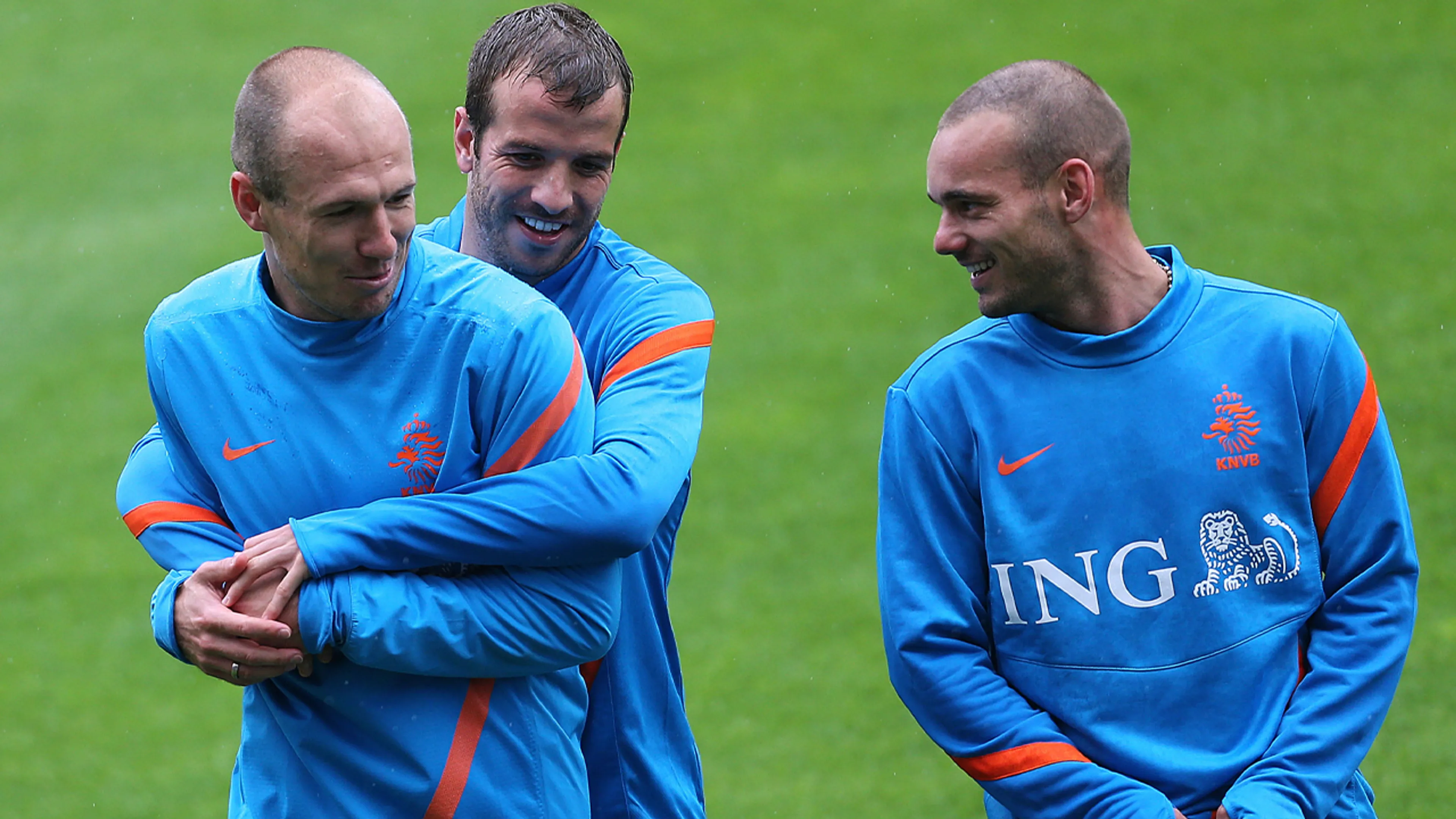 Van der Vaart grapt over rentree Robben: 'Kan ik hem lekker afzeiken'