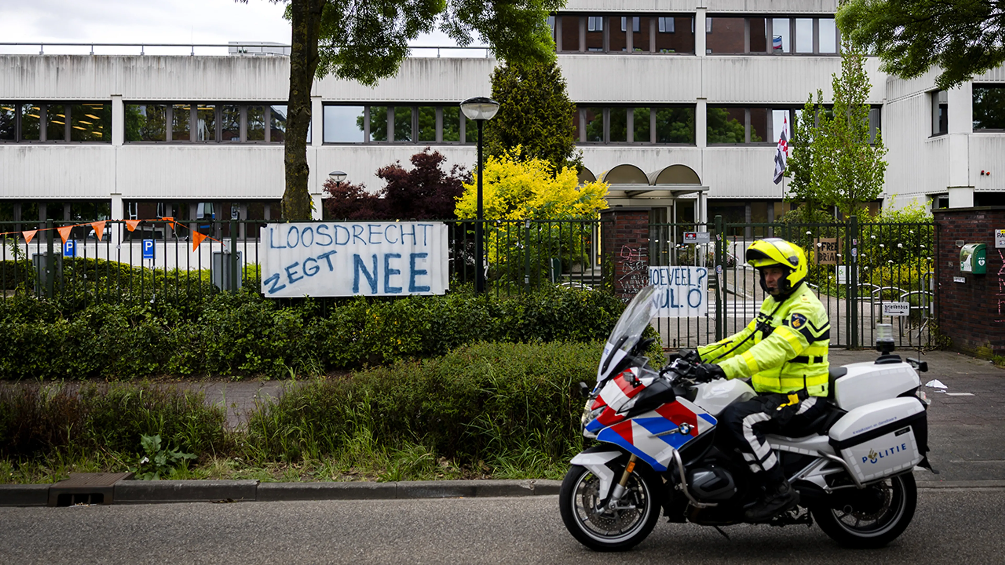 Eerste asielzoekers vertrekken uit noodopvang in Loosdrecht: dit gebeurt er met het gemeentehuis