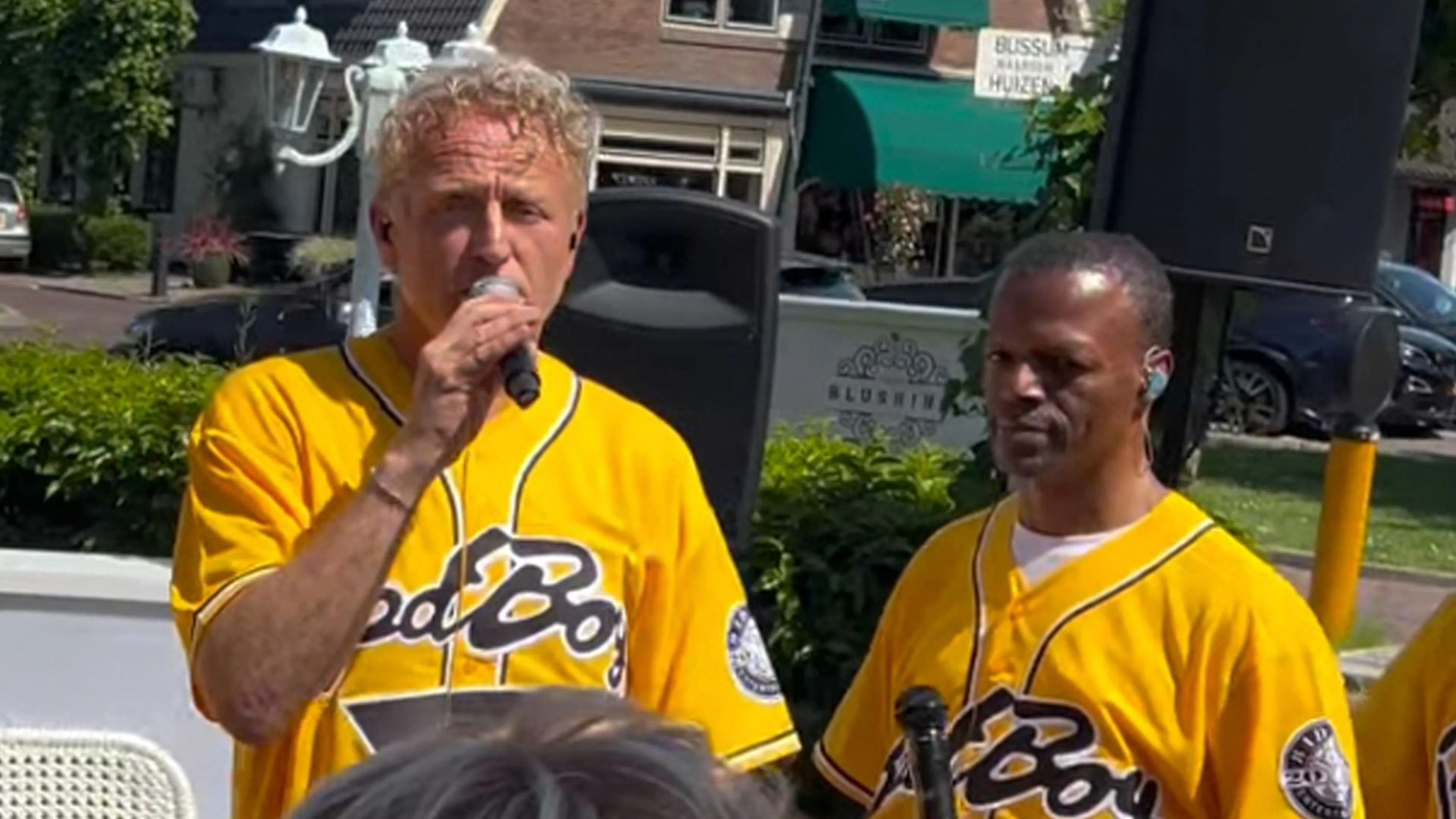 Gordon pakt critici aan tijdens optreden: 'Hoezo, ik kan niet meer zingen? Fuck jullie allemaal!'