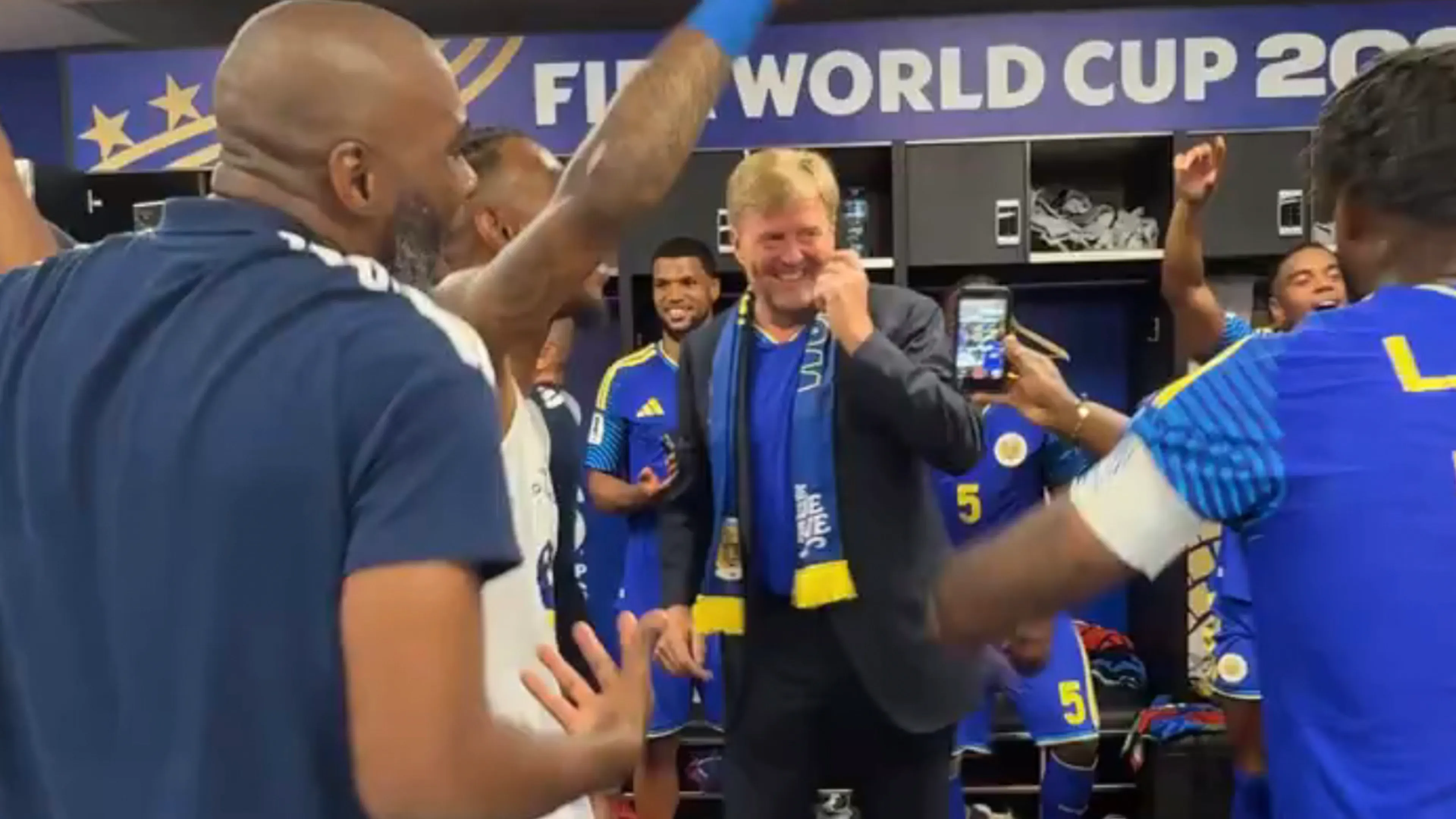 Video: Koningspaar gaat na WK-stunt helemaal los in kleedkamer Curaçao!