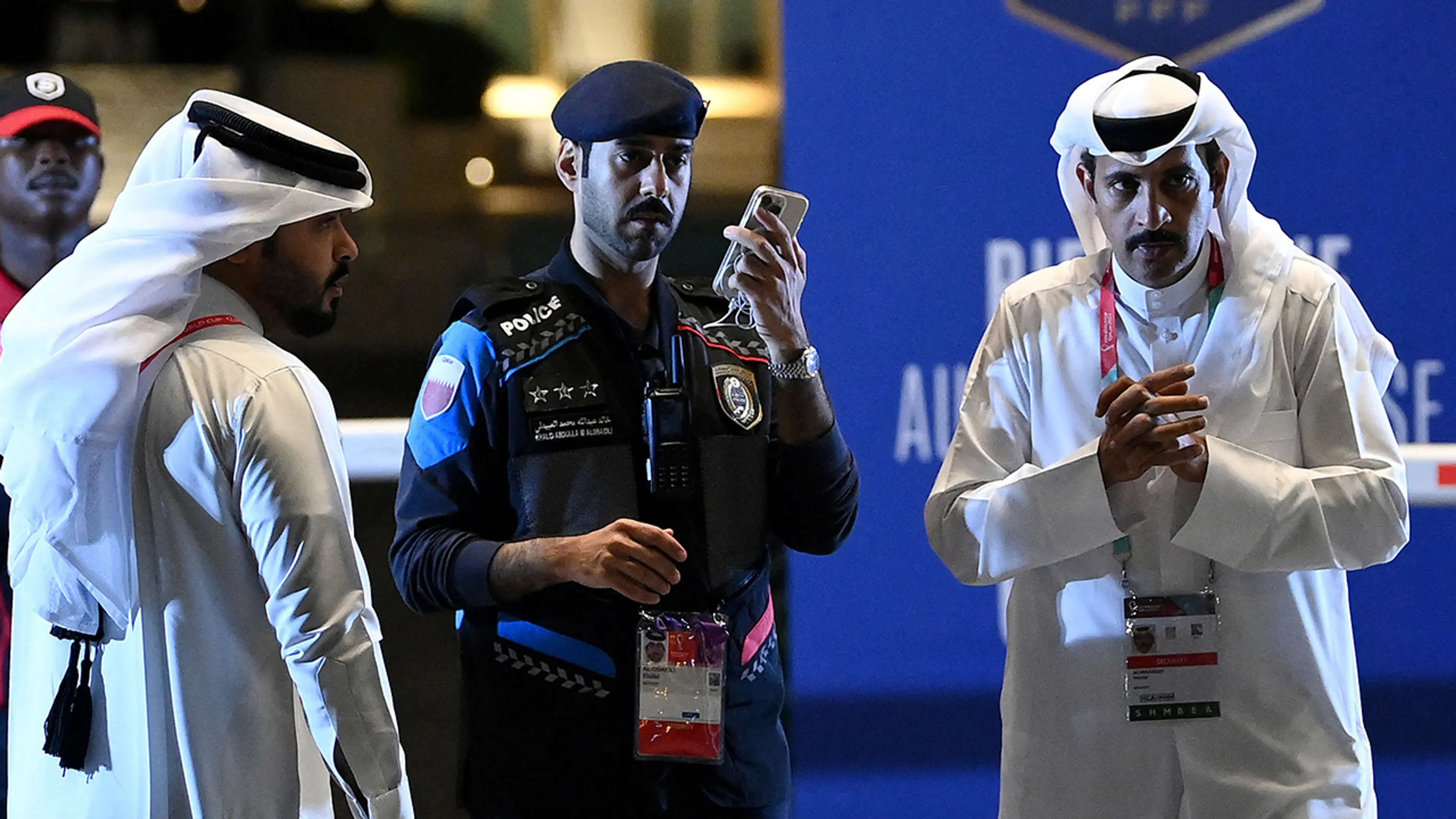Journalist NU.nl staande gehouden in Qatar, moet beelden wissen