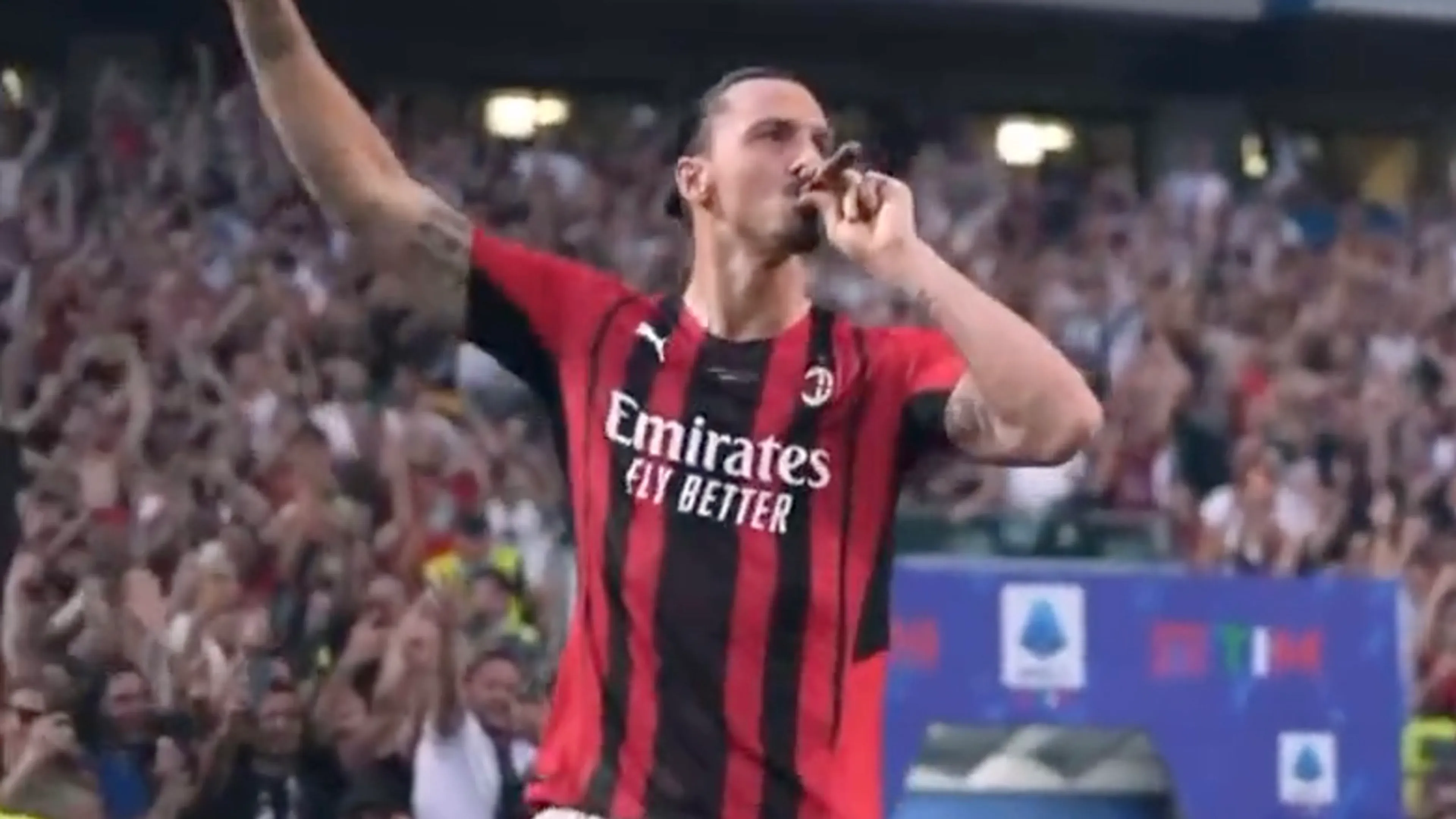 VIDEO: Zlatan viert kampioensfeest met dikke sigaar en draagt Scudetto op aan Raiola