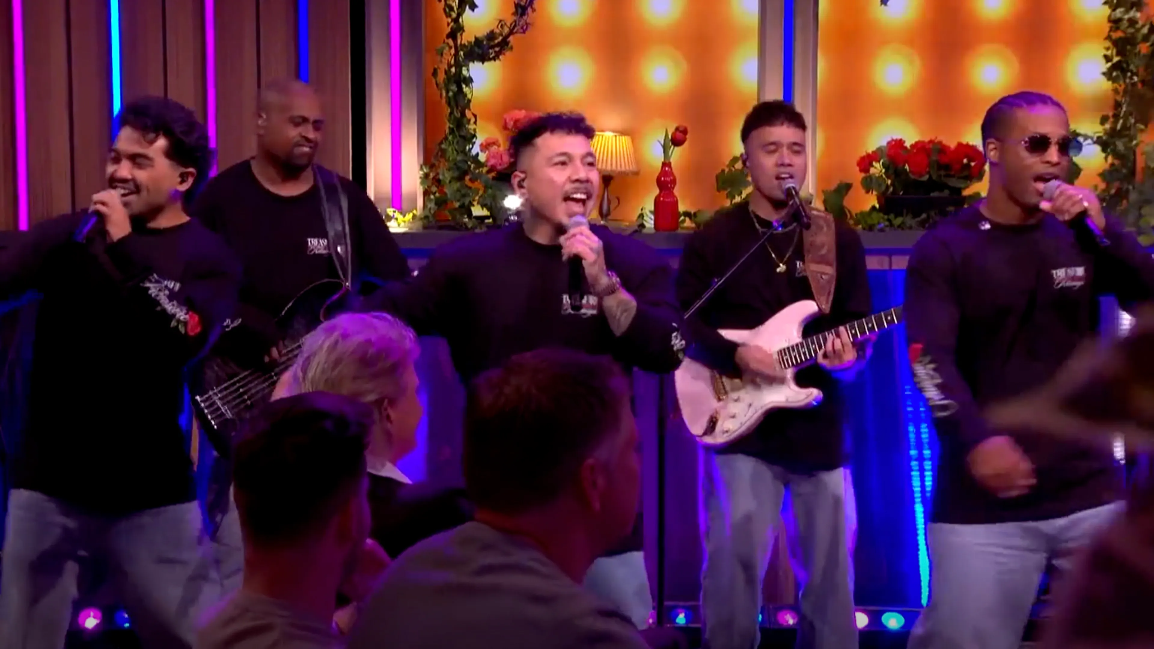 Treasure zingt 'I Just Might' en 'Perm' in commercialbreak van De Oranjezondag!