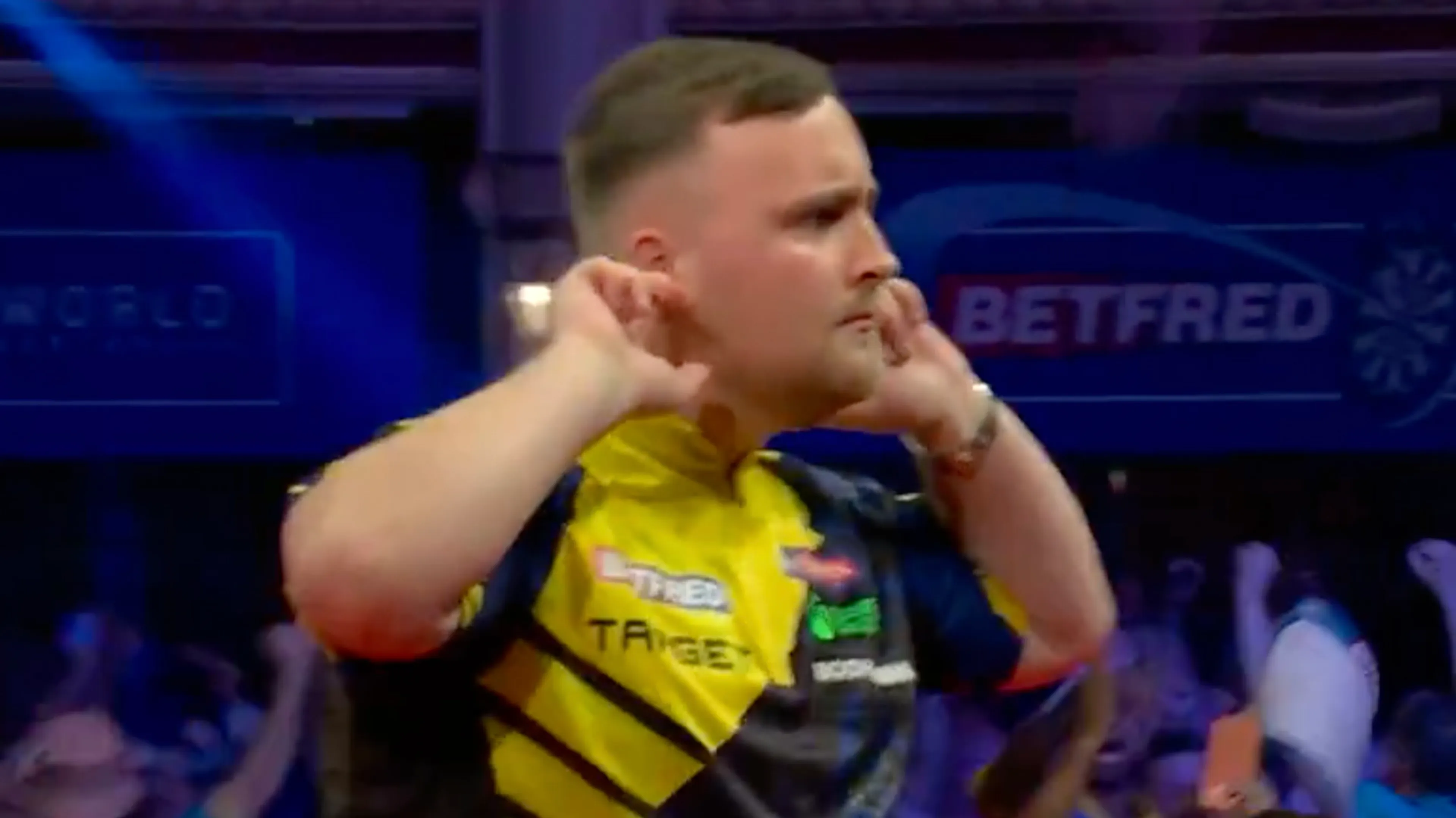 Video: Luke Littler gooit negendarter in in eerste leg van World Matchplay-duel