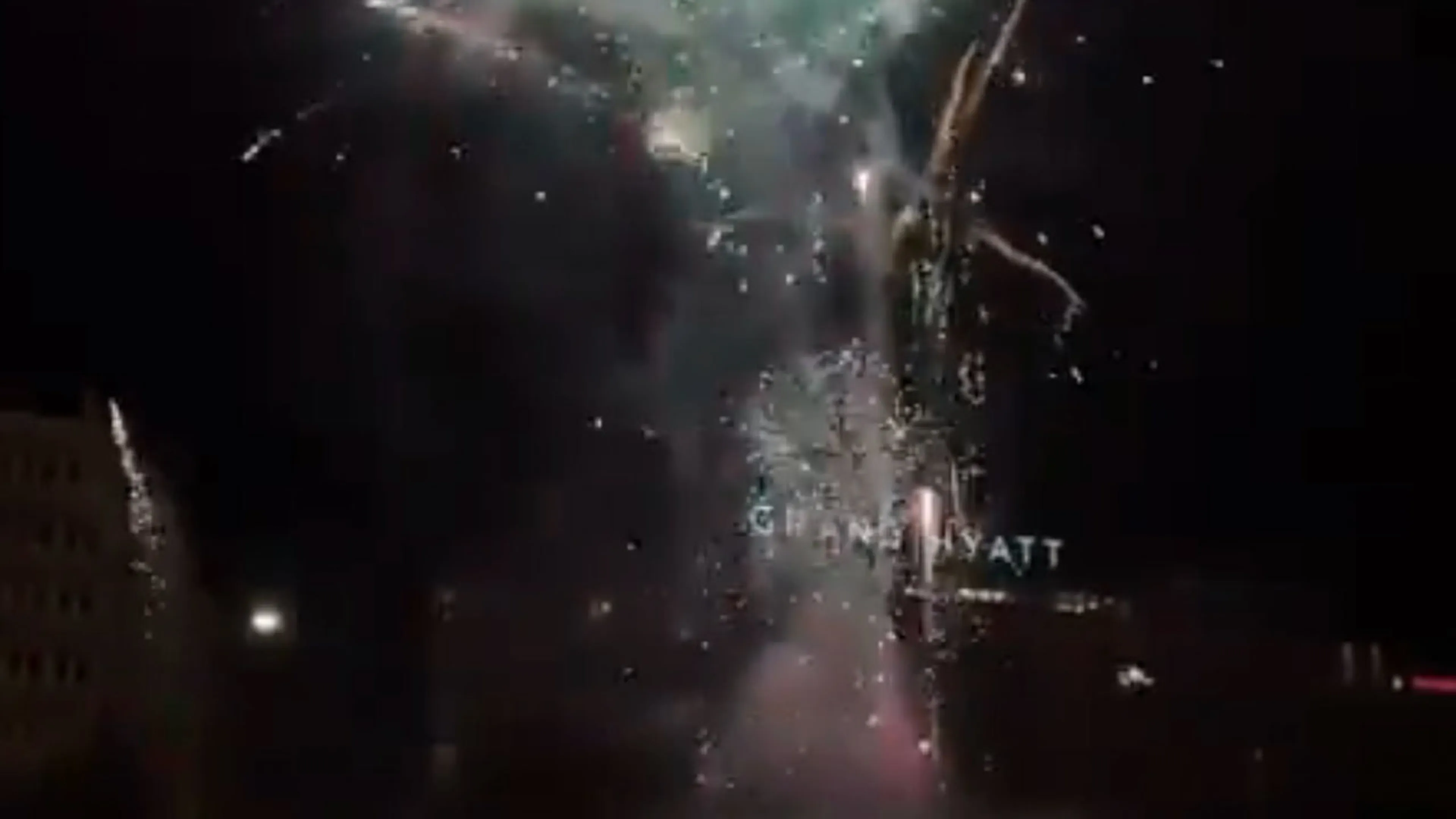 Video: Turkse fans verstoren nachtrust Oranje met vuurwerk bij het spelershotel