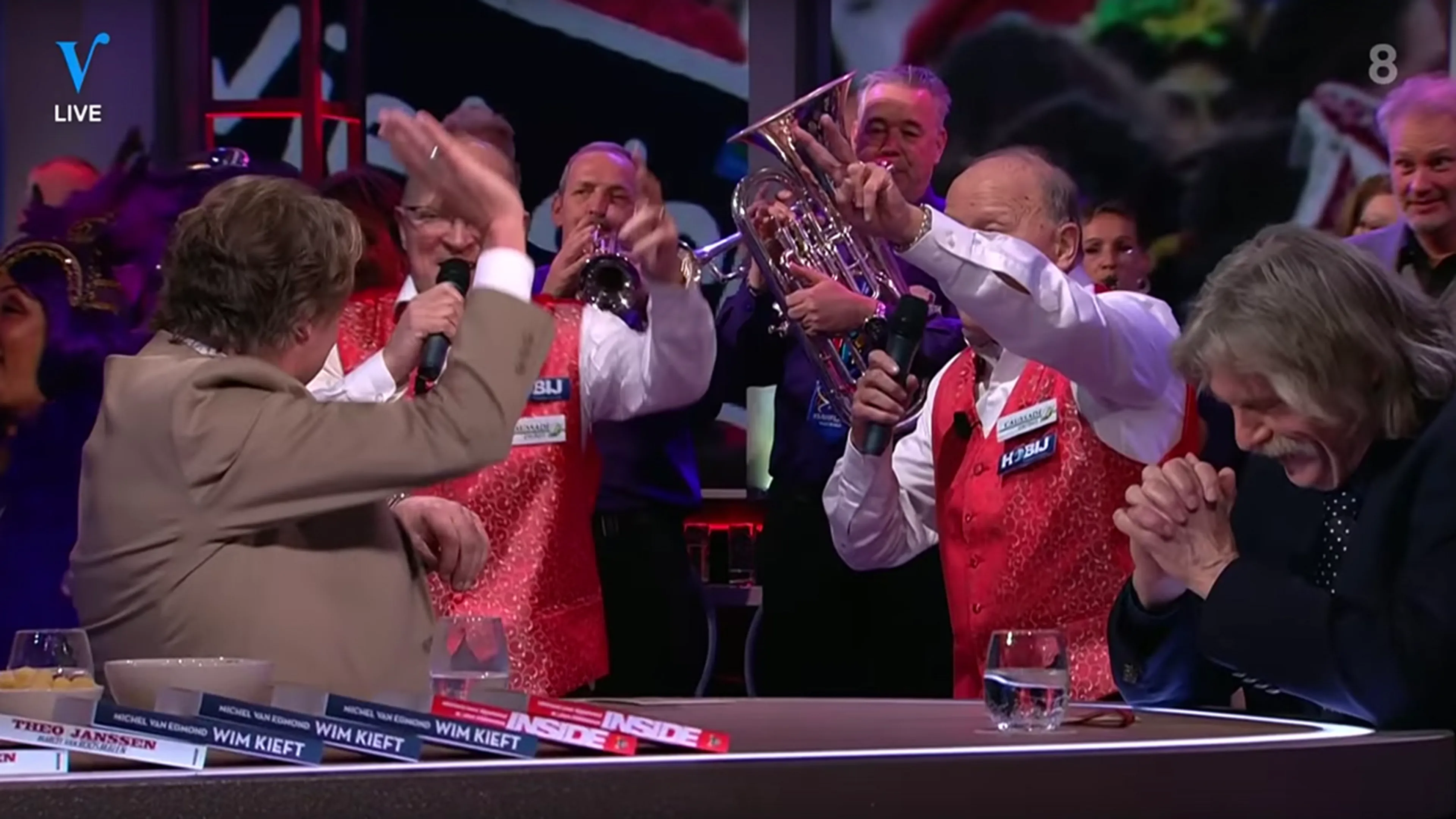 CLASSIC: Johan geniet zichtbaar van carnavalskraker