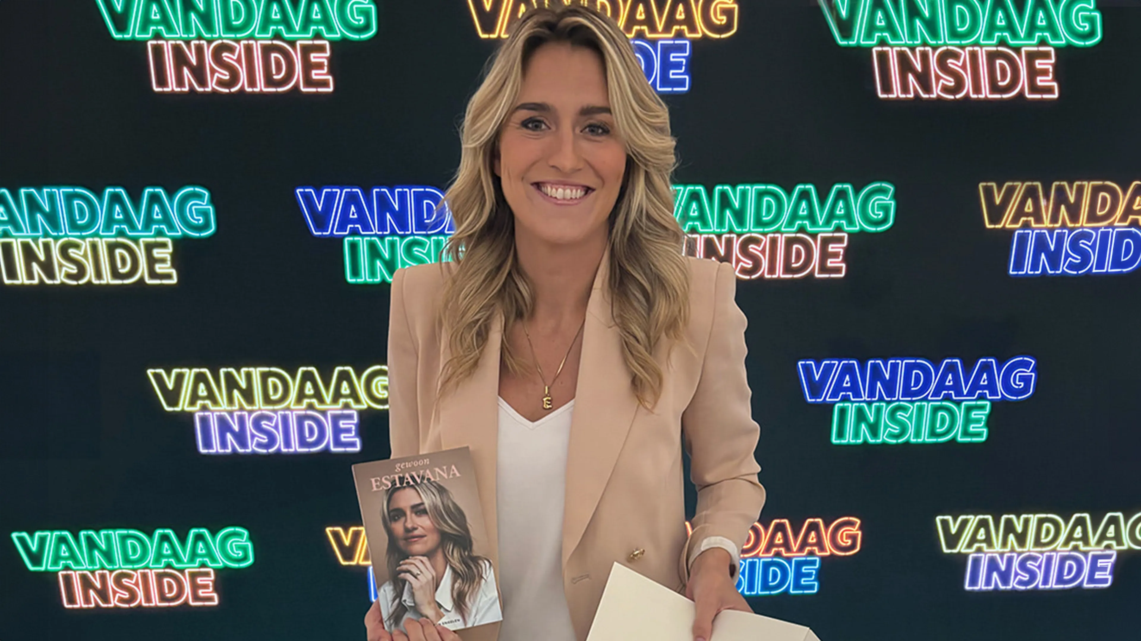 Maak kans op één van de vier gesigneerde exemplaren van 'Gewoon Estavana'