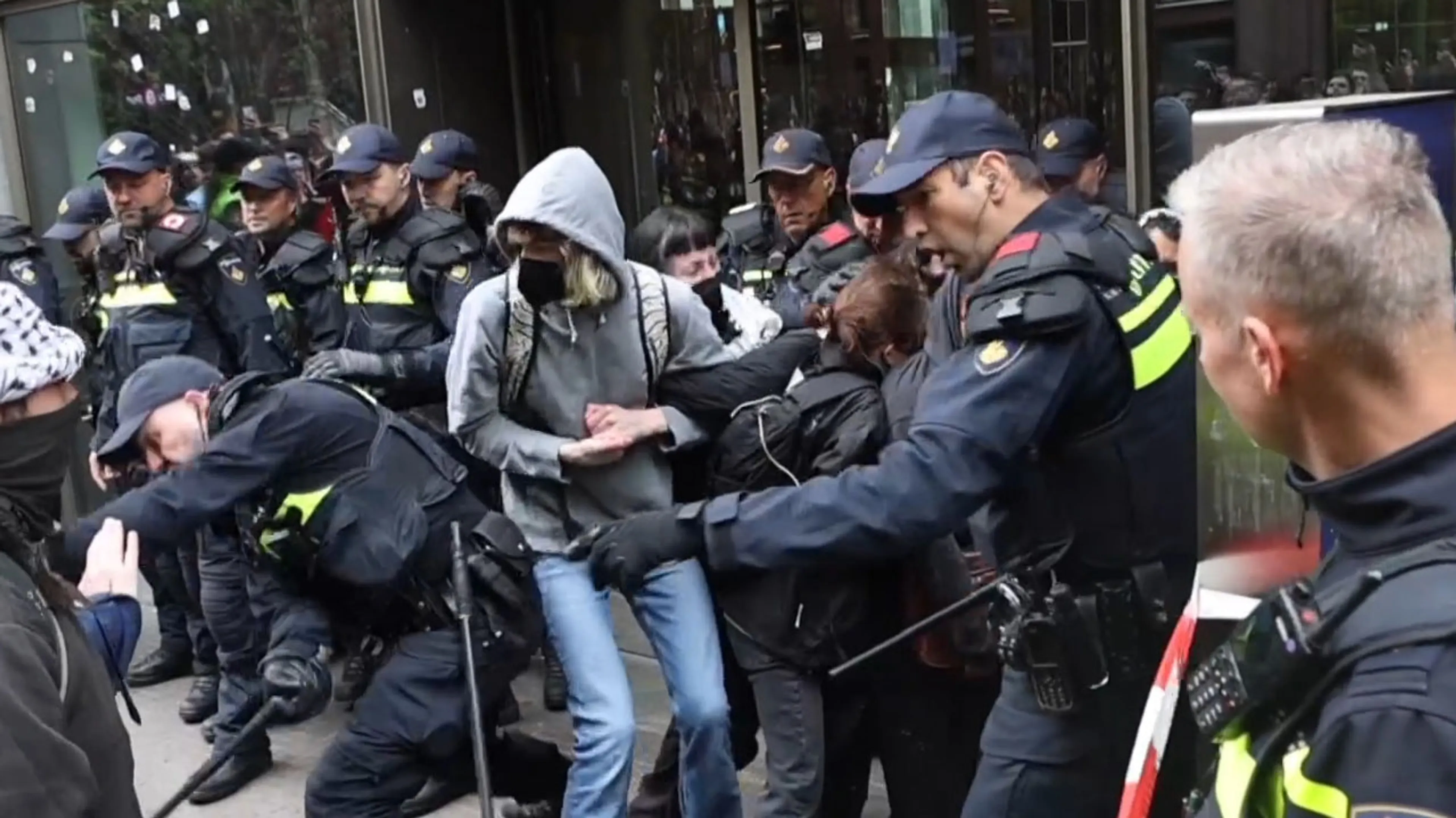 Politie grijpt in tijdens onrustig pro-Palestina protest bij universiteit in Den Haag