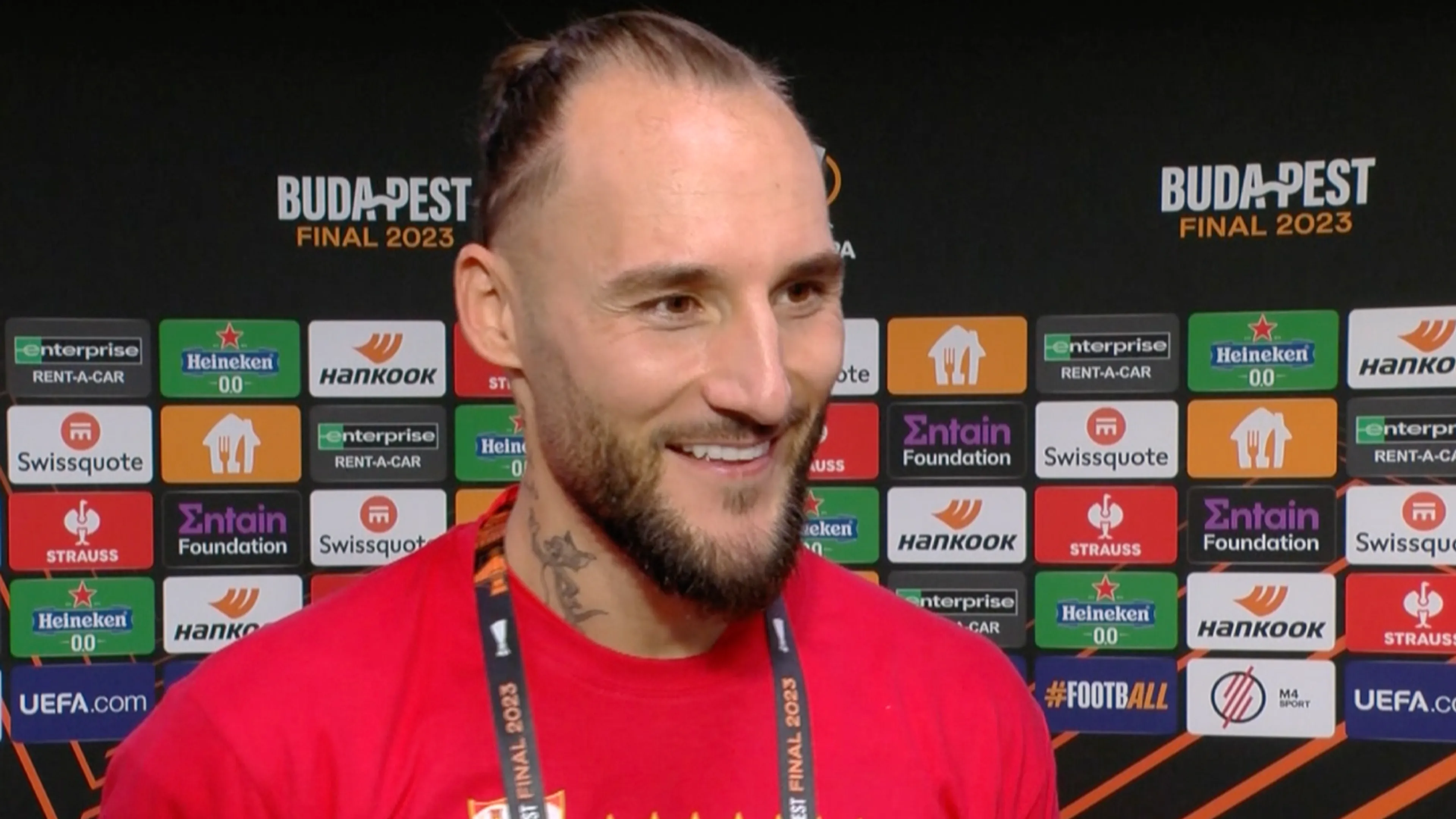 Gudelj wint Europa League met Sevilla na lastig jaar: 'Dit is wel heel mooi'