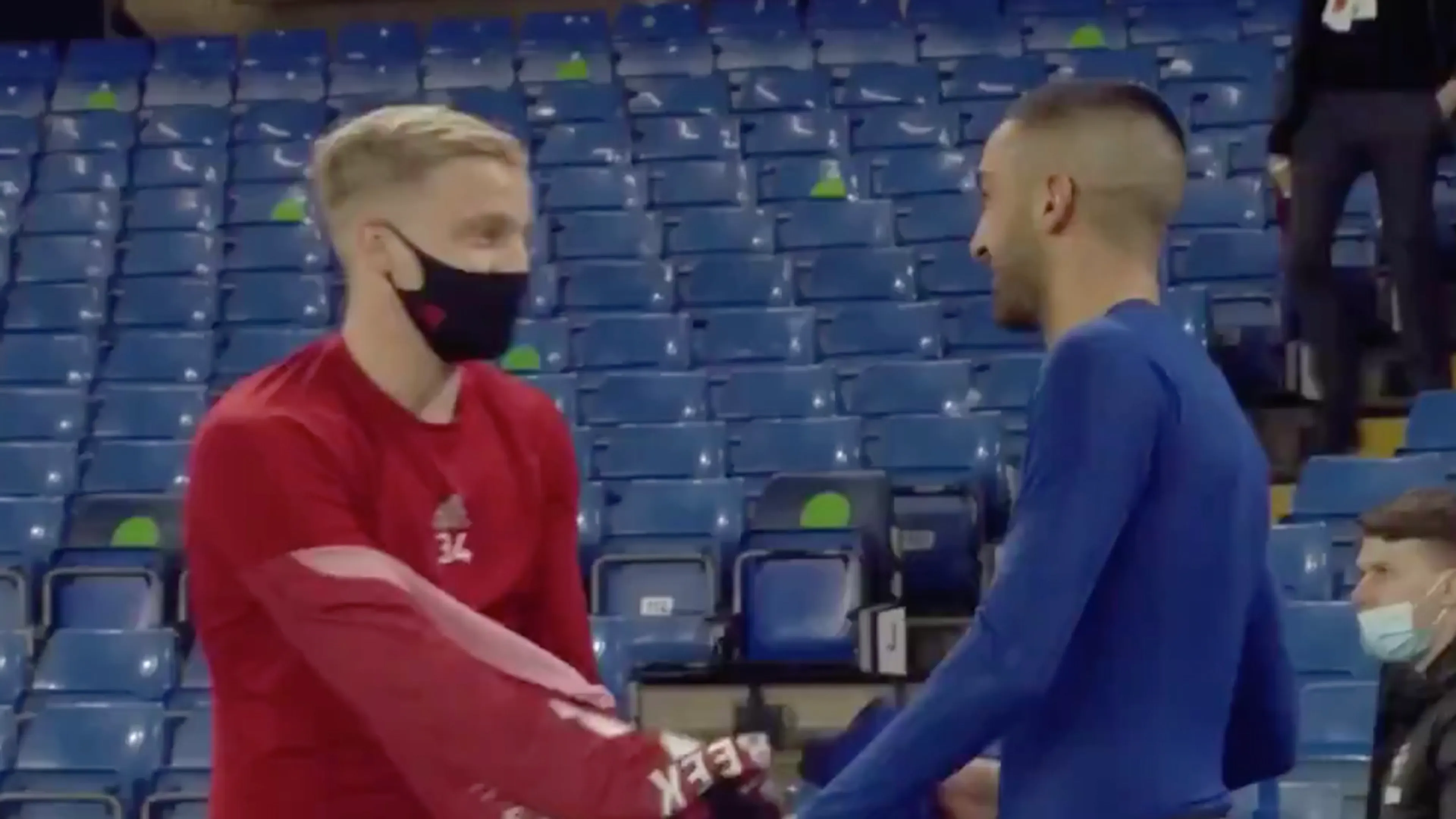 Weerzien tussen Ziyech en Van de Beek na afloop van Chelsea-ManUtd